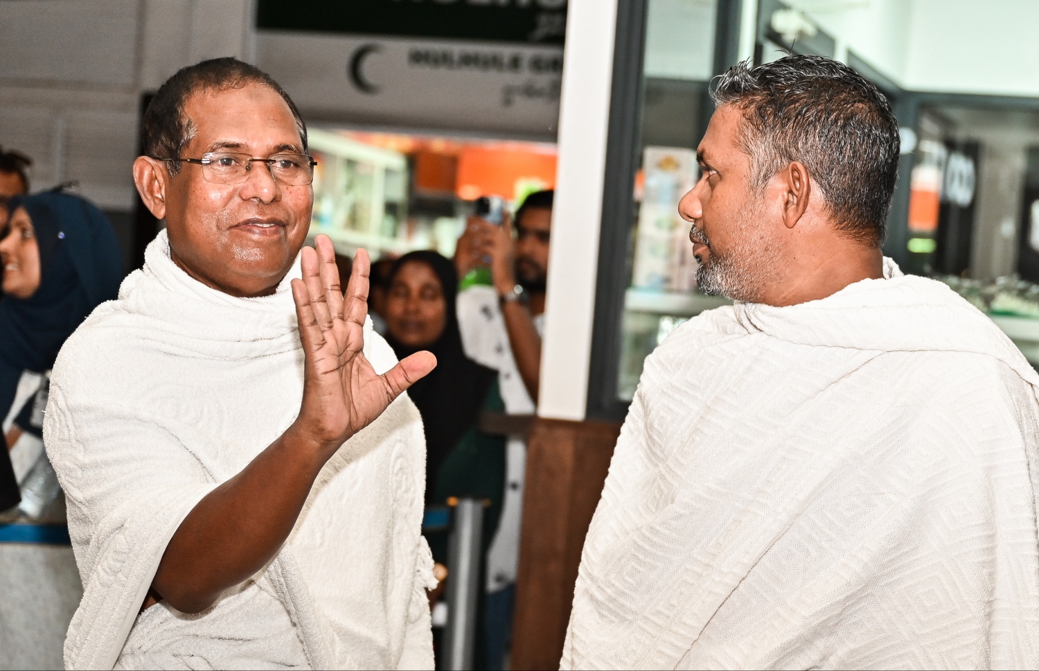 ރާއްޖެ އިން މި އަހަރު ހައްޖަށް ދާ މީހުންގެ ފަހު ގުރޫޕުގެ މީހަކު މިއަދު ފުރުމުގެ ކުރިން އޭނާގެ އާއިލާ މީހުންނަށް ހަނާ އަޅަނީ.--- ފޮޓޯ: ފަޔާޒު މޫސާ | މިހާރު