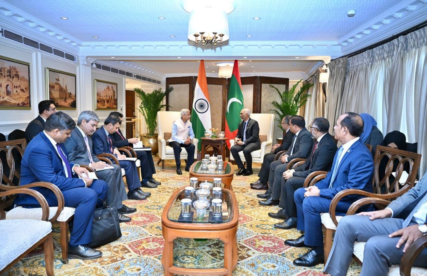 ރައީސް ޑރ. މުހައްމަދު މުއިއްޒާއި އިންޑިއާގެ އެކްސްޓާނަލް އެފެއާޒް މިނިސްޓަރު ޖައިޝަންކަރު ދެ ގައުމުގެ ވަފުދާ އެކު މިއަދު ބައްދަލުކުރައްވަނީ.---ފޮޓޯ: ރައީސް އޮފީސް