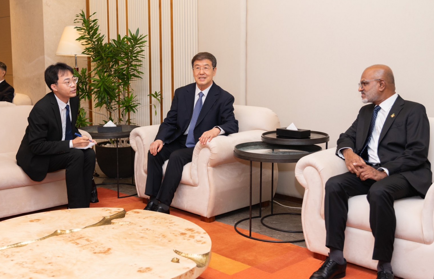 ޗައިނީސް ޕީޕަލްސް ޕޮލިޓިކަލް ކޮންސަލްޓޭޓިވް ކޮންފަރެންސްގެ ވައިސް ޗެއާމަން، ހިޒް އެކްސެލެންސީ ބަޓީ ރަސްމީ ދަތުރުފުޅެއްގައި ރާއްޖެ ވަޑައިގަތުން.-- ފޮޓޯ: މަޖިލިސް