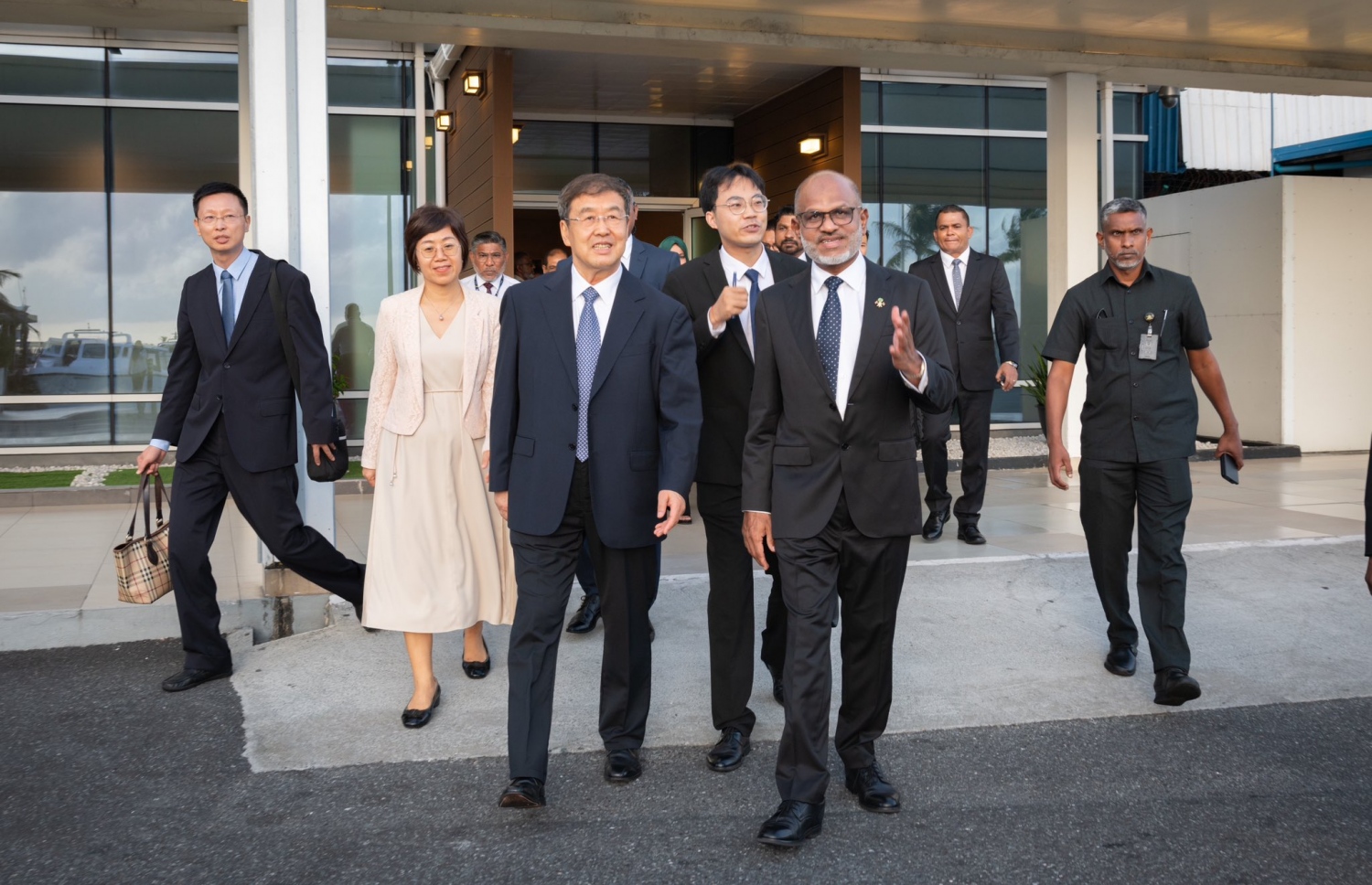 ޗައިނީސް ޕީޕަލްސް ޕޮލިޓިކަލް ކޮންސަލްޓޭޓިވް ކޮންފަރެންސްގެ ވައިސް ޗެއާމަން ރާއްޖެ ވަޑައިގަތުމުން ރިސީވް ކުރުމަށް މަޖިލީހުގެ ނައިބް ރައީސް ނާޒިމް ވަޑައިގެން .-- ފޮޓޯ: މަޖިލިސް