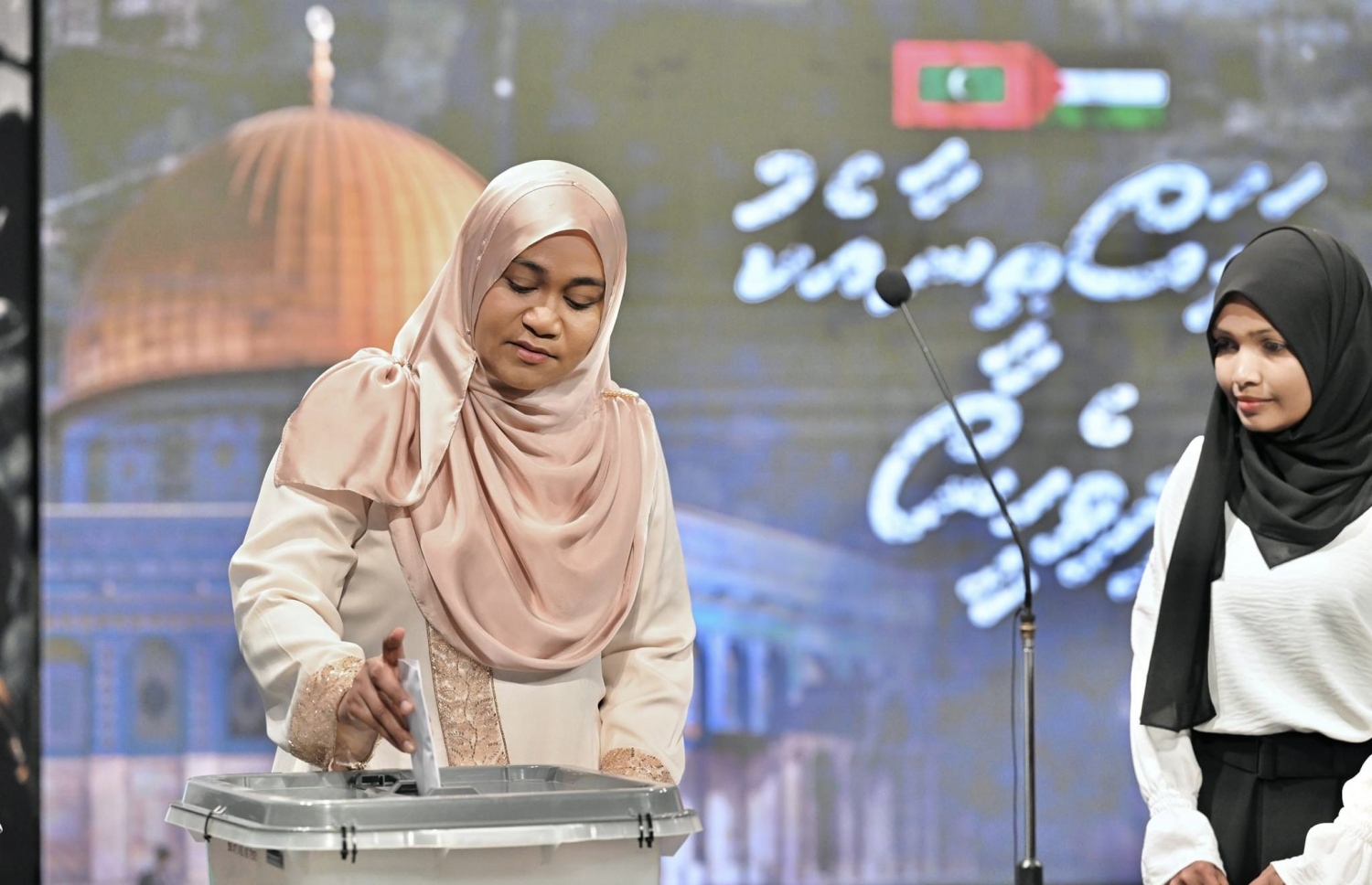 ފަލަސްތީނުގެ ރައްޔިތުންނަށް އެހީވުމަށް ޕީއެސްއެމުން މިއަދު ކުރިއަށް ގެންދާ ޓެލެތޯންގައި ފަސްޓް ލޭޑީ ސާޖިދާ ބައިވެރިވެވަޑައިގެން ފައިސާގެ އެހީއެއް ވެދެއްވަނީ.---ފޮޓޯ: ރައީސް އޮފީސް