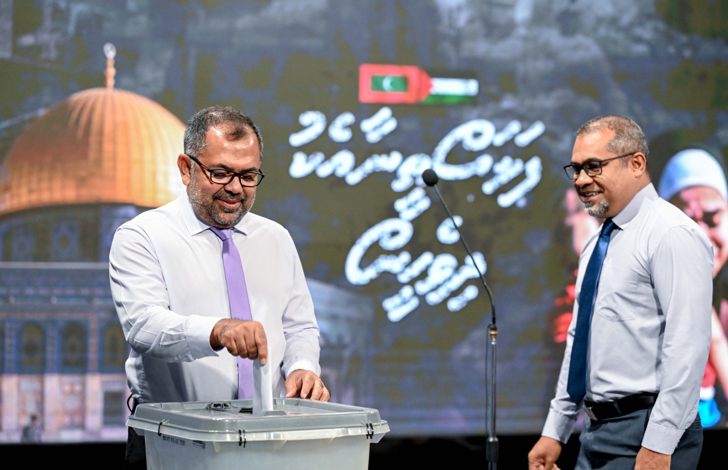 ފަލަސްތީނުގެ ރައްޔިތުންނަށް އެހީވުމަށް ޕީއެސްއެމުން މިއަދު ކުރިއަށް ގެންދާ ޓެލެތޯންގައި ފޮރިން މިނިސްޓަރު ޒަމީރު ބައިވެރިވެވަޑައިގެން ފައިސާގެ އެހީއެއް ވެދެއްވަނީ.---ފޮޓޯ: ރައީސް އޮފީސް