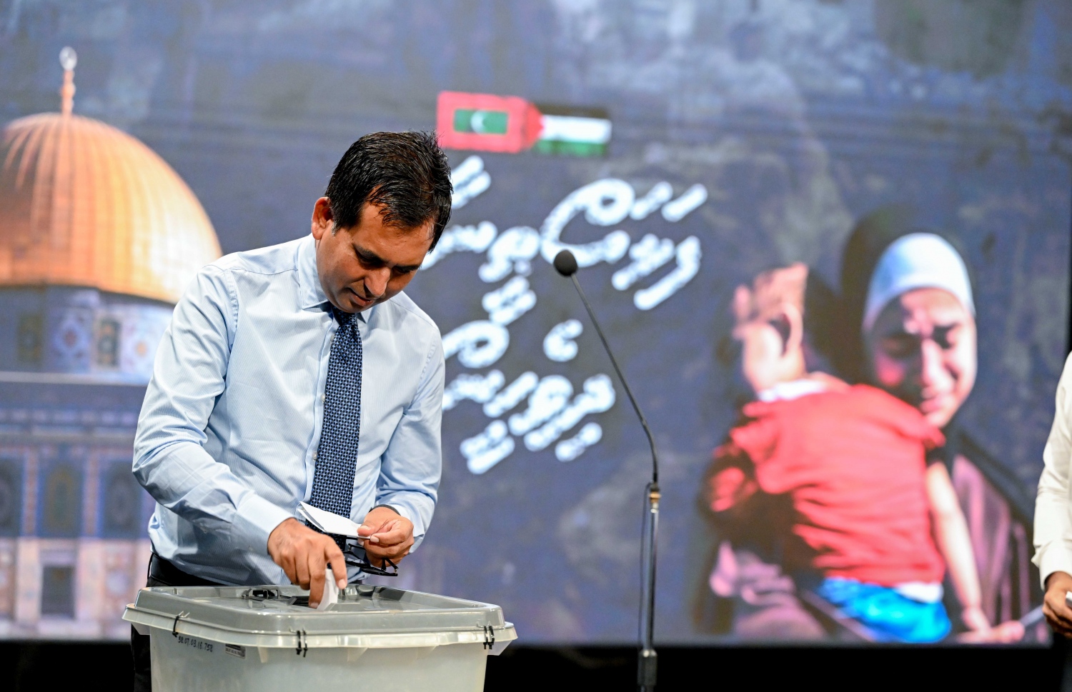 ފަލަސްތީނުގެ ރައްޔިތުންނަށް އެހީވުމަށް ޕީއެސްއެމުން މިއަދު ކުރިއަށް ގެންދާ ޓެލެތޯންގައި އިކޮނޮމިކް މިނިސްޓަރު ސައީދު ބައިވެރިވެވަޑައިގެން ފައިސާގެ އެހީއެއް ވެދެއްވަނީ.---ފޮޓޯ: ރައީސް އޮފީސް