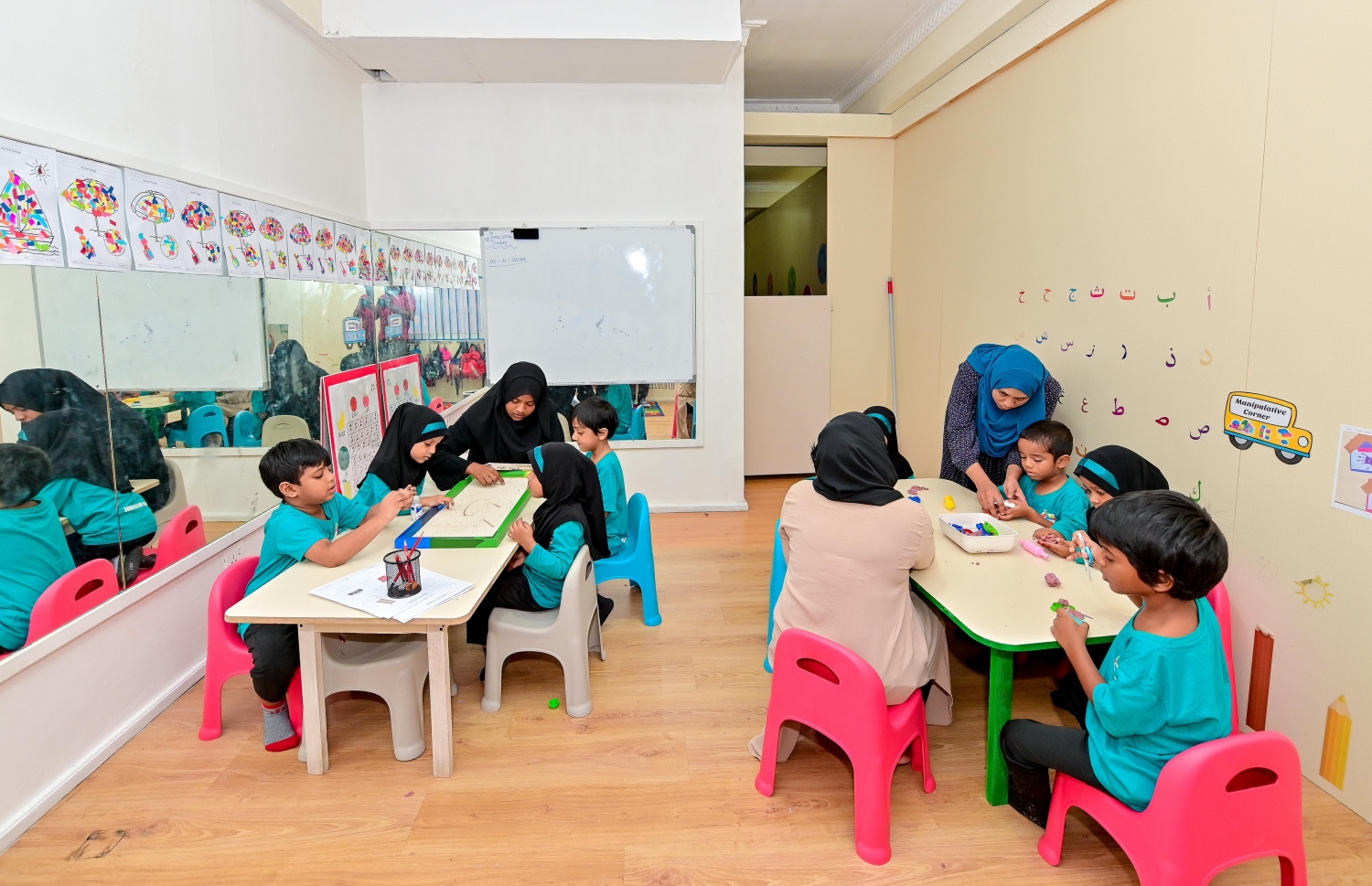 ނުޖޫމް ސްކޫލުގެ ކްލާހެއްގެ ބައެއް ކުދިން. -- ފޮޓޯ: ނިޝާން އަލީ | މިހާރު