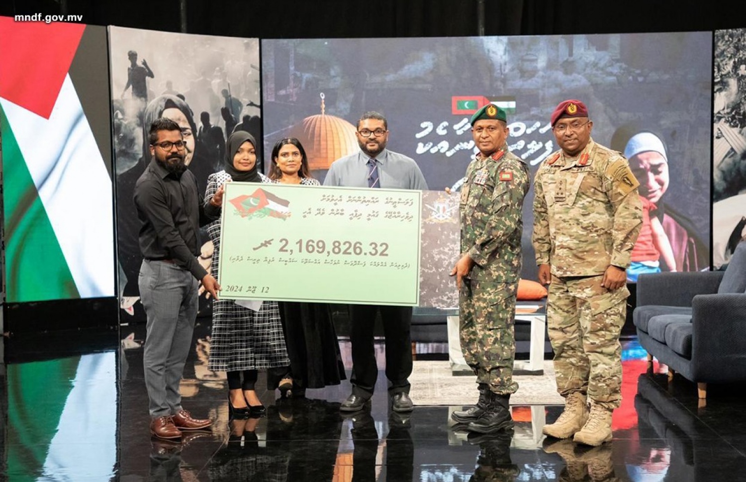 ދިވެހި ސިފައިންގެ ފަރާތުން ފަލަސްތީނުގެ ރައްޔިތުންނަށް ފައިސާ ހަވާލު ކުރަނީ..--