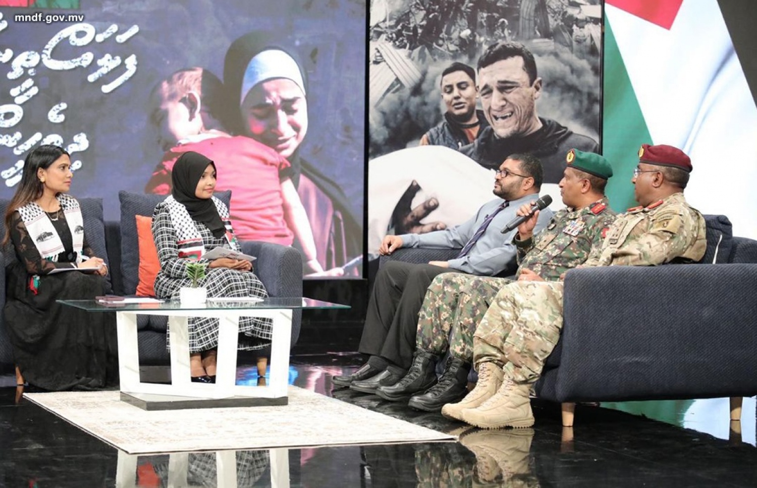 އެމްއެންޑީއެފުގެ ފަރާތުން ފަލަސްތީނުގެ ރައްޔިތުންނަށް މިއަދު ފައިސާ ހަވާލު ކުރުމަށް ފަހު، މިނިސްޓަރު ޣައްސާން އާއި ޗީފް ހިލްމީ ވައިސް ޗީފް ބައެއް މައުލޫމާތު މީޑިއާއާ ހިއްސާ ކުރައްވަނީ.