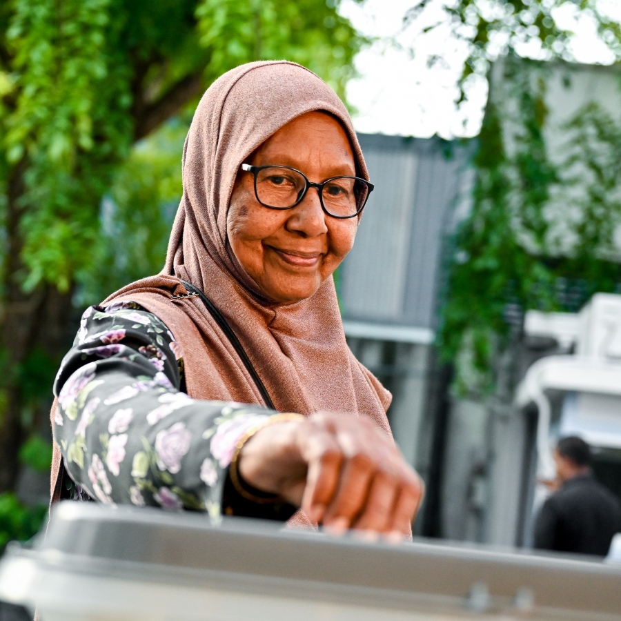 "ފަލަސްތީނާ އެކު ދިވެހީން" ނަމުގައި ދައުލަތުގެ މީޑިއާ ޕީއެސްއެމުން އިންތިޒާމު ކޮށްގެން މިއަދު ކުރިއަށް ގެންދާ ޓެލެތޯންގައި ހުޅުވާފައިވާ ފަންޑު ފޮއްޓަކަށް މީހަކު ރުފިޔާ ލަނީ.-- ފޮޓޯ: ނިޝާން އަލީ | މިހާރު