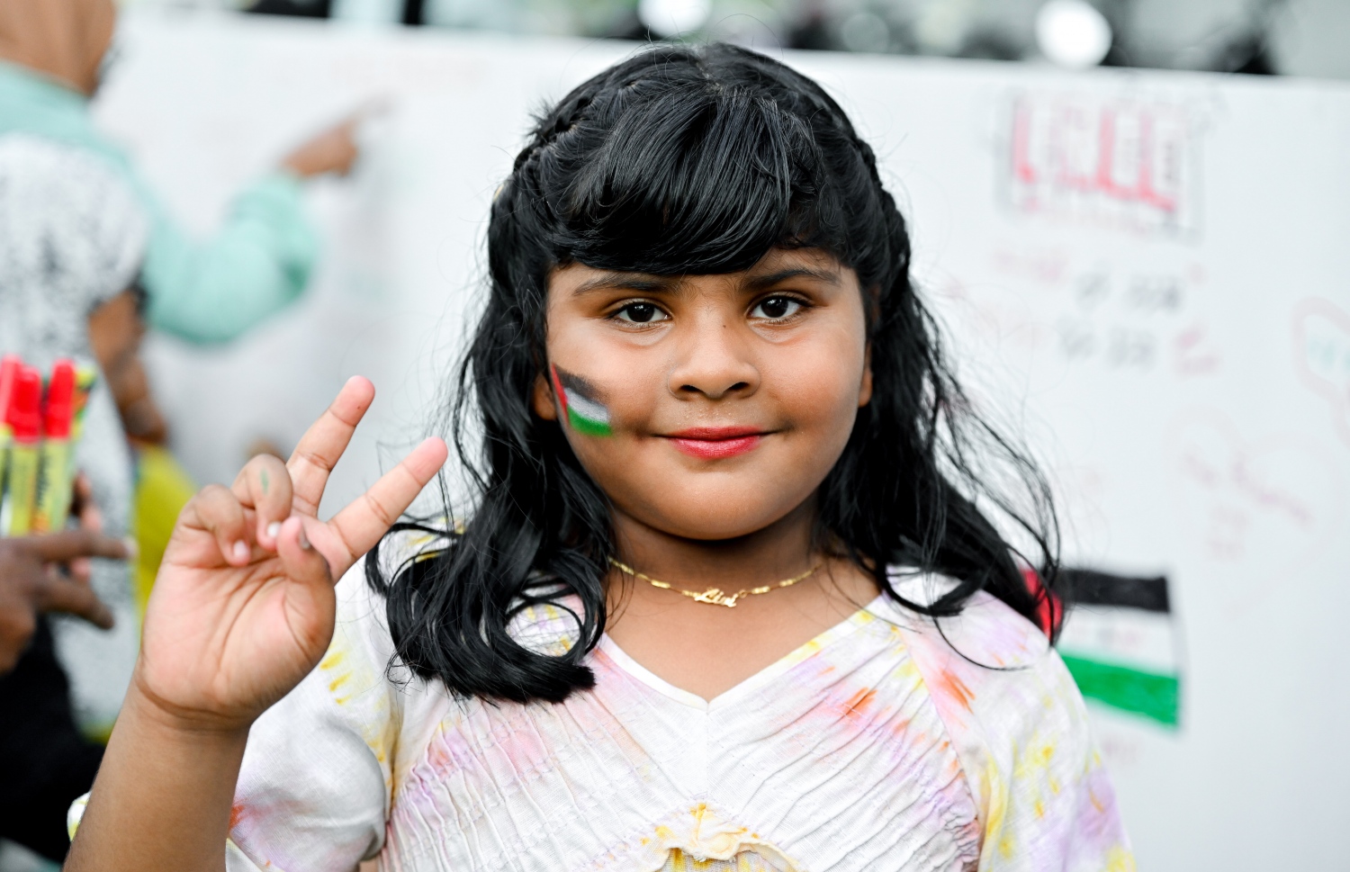 "ފަލަސްތީނާ އެކު ދިވެހީން" ނަމުގައި ދައުލަތުގެ މީޑިއާ ޕީއެސްއެމުން އިންތިޒާމު ކޮށްގެން މިއަދު ކުރިއަށް ގެންދާ ޓެލެތޯންގައި ކުޑަކުއްޖަކު ބައިވެރިވަނީ.-- ފޮޓޯ: ނިޝާން އަލީ | މިހާރު