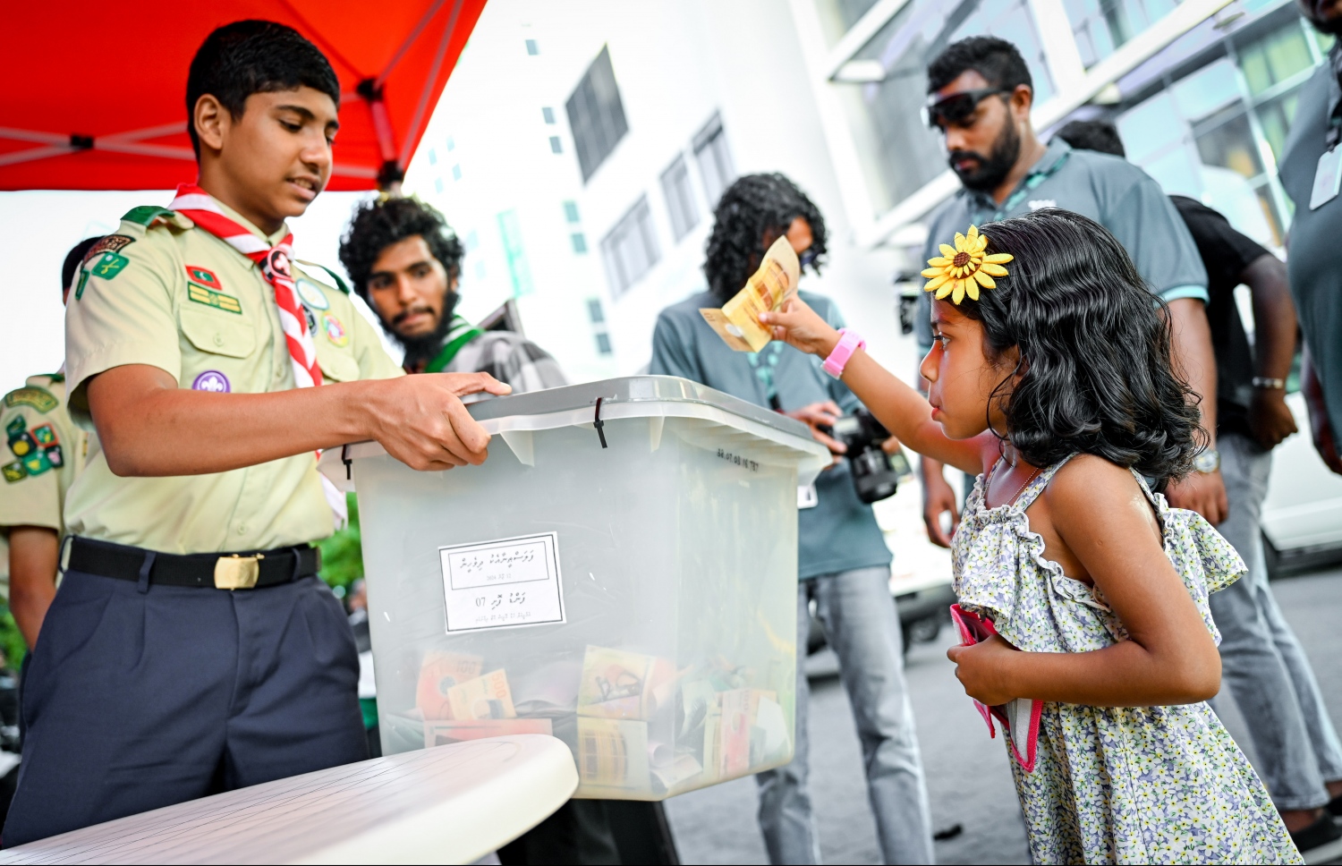 "ފަލަސްތީނާ އެކު ދިވެހީން" ނަމުގައި ދައުލަތުގެ މީޑިއާ ޕީއެސްއެމުން އިންތިޒާމު ކޮށްގެން މިއަދު ކުރިއަށް ގެންދާ ޓެލެތޯންގައި ހުޅުވާފައިވާ ފަންޑު ފޮއްޓަކަށް ކުޑަކުއްޖަކު ރުފިޔާ ލަނީ.-- ފޮޓޯ: ނިޝާން އަލީ | މިހާރު