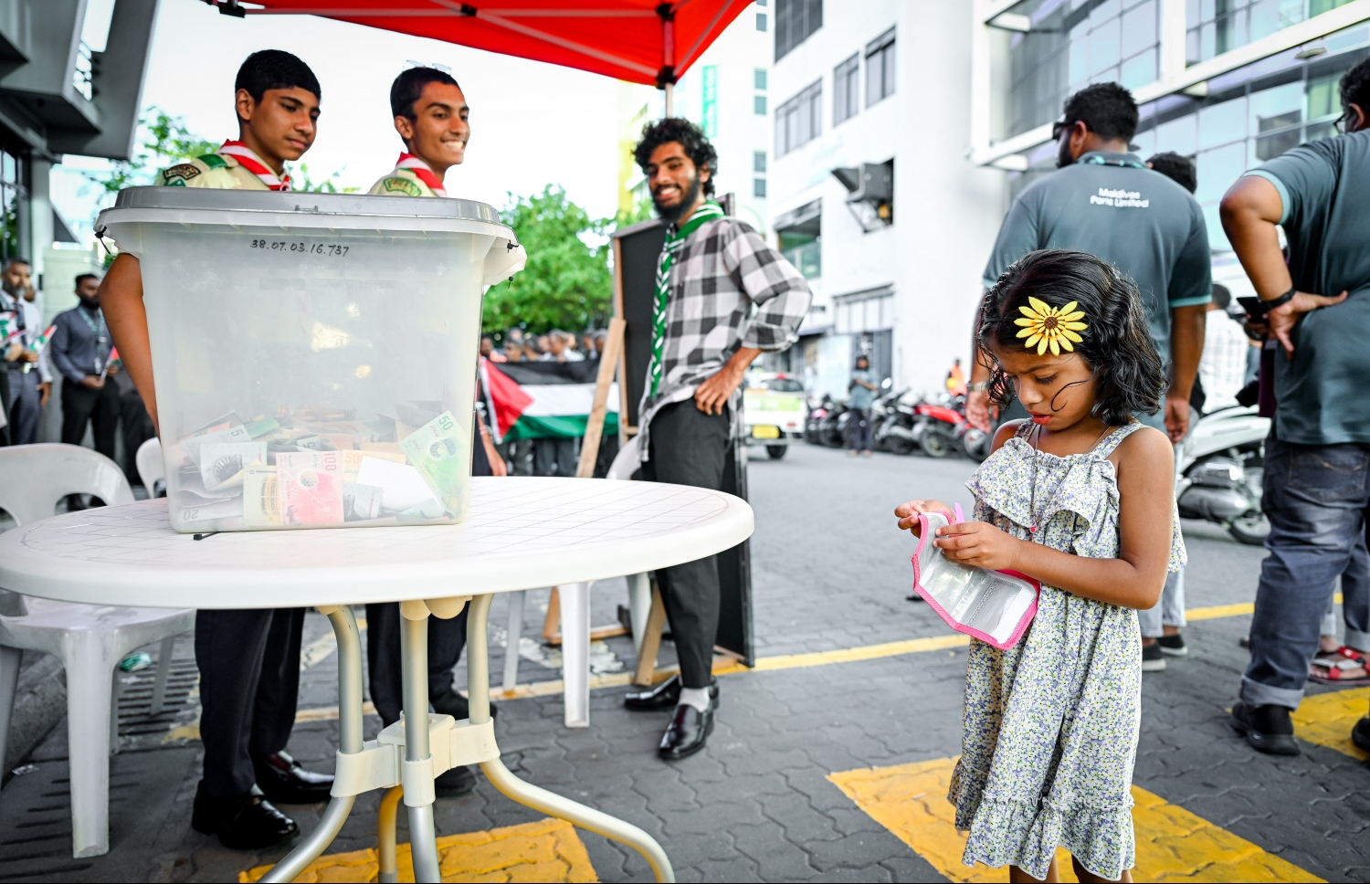"ފަލަސްތީނާ އެކު ދިވެހީން" ނަމުގައި ދައުލަތުގެ މީޑިއާ ޕީއެސްއެމުން އިންތިޒާމު ކޮށްގެން މިއަދު ކުރިއަށް ގެންދާ ޓެލެތޯންގައި ހުޅުވާފައިވާ ފަންޑު ފޮއްޓަކަށް ކުޑަކުއްޖަކު ރުފިޔާ ލަނީ.-- ފޮޓޯ: ނިޝާން އަލީ | މިހާރު