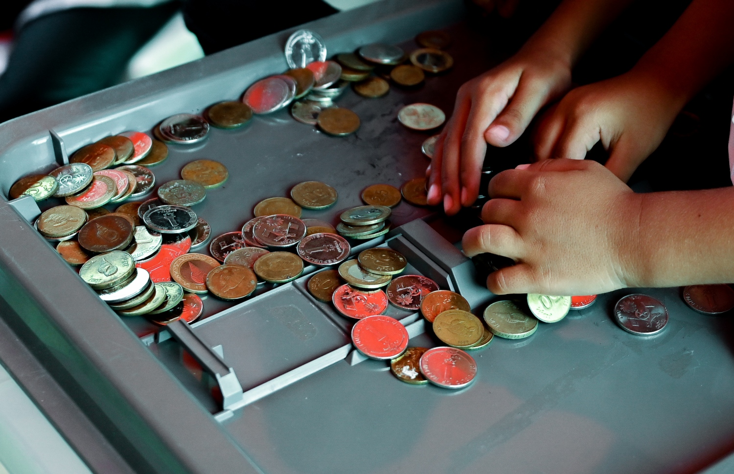 "ފަލަސްތީނާ އެކު ދިވެހީން" ނަމުގައި ދައުލަތުގެ މީޑިއާ ޕީއެސްއެމުން އިންތިޒާމު ކޮށްގެން މިއަދު ކުރިއަށް ގެންދާ ޓެލެތޯންގައި ހުޅުވާފައިވާ ފަންޑު ފޮއްޓަކަށް ކުޑަކުއްޖަކު ރުފިޔާ ލަނީ.-- ފޮޓޯ: ނިޝާން އަލީ | މިހާރު