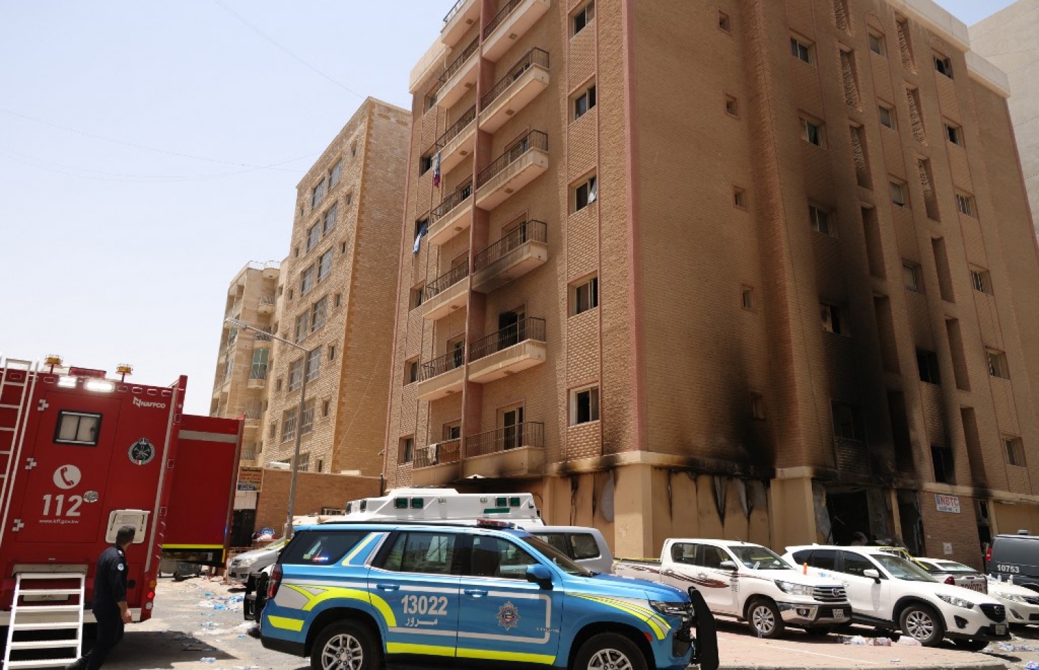 ކުވައިތުގައި އިއްޔެ އަލިފާނުގެ ހާދިސާ ހިނގި އިމާރާތުެ ފާރުތަކަށް ދުން އަރައި ކަޅުވެފައި. -- ފޮޓޯ: އޭއެފްޕީ