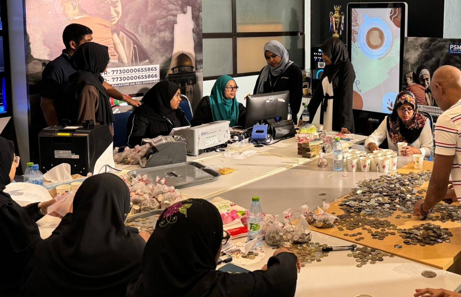 ފަލަސްތީނު ޓެލެތޯންގައި ބެހެއްޓި ފޮށިތަކަށް ޖަމާކުރި ފައިސާ ގުނުމުގެ މަސައްކަތް ރޭ ފަތިހު ކުރަނީ: ފައިސާ ގުނީ އޮޑިޓް ފާމުގެ އޮފިޝަލުންގެ ކުރިމަތީގައި ކަމަށް ޕީއެސްއެމުން ބުނި.