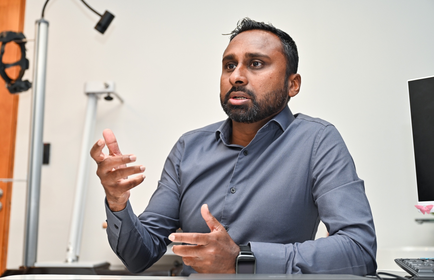 ލޮލަށް ފުސްއެރުމާ ގުޅޭ ގޮތުން އައިކެއާގެ ޑޮކްޓަރު މުހައްމަދު އައްޒާމް ވާހަކަ ދައްކަވަނީ. -- ފޮޓޯ: ފަޔާޒް މޫސާ | މިހާރު