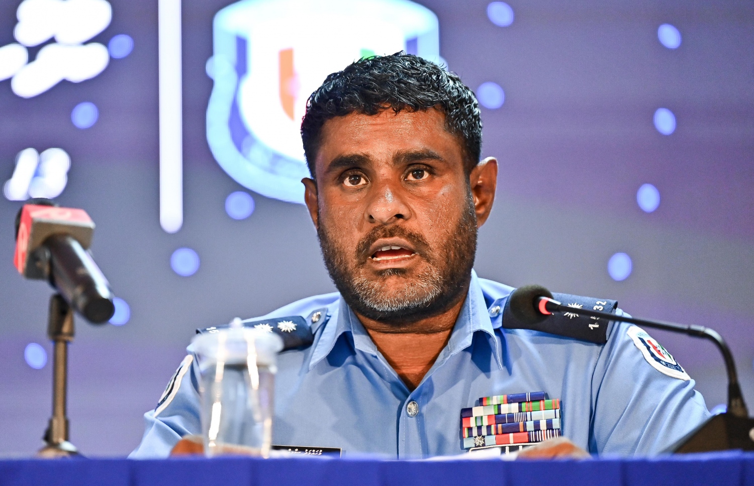 ފުލުހުންގެ އިދާރާ އިން މިއަދު ބޭއްވި ނޫސްވެރިންގެ ބައްދަލުވުމުގައި ޑެތު އެންޑް ހޯމިސައިޑް އިންވެސްޓިގޭޝަން ޔުނިޓްގެ ހެޑް އިންސްޕެކްޓަ އޮފް ޕޮލިސް މުހައްމަދު ސާމިހު ވާހަކަދައްކަވަނީ- ފޮޓޯ: ފަޔާޒު މޫސާ / މިހާރު