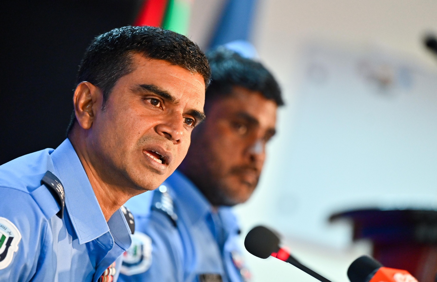 ފުލުހުންގެ އިދާރާ އިން މިއަދު ބޭއްވި ނޫސްވެރިންގެ ބައްދަލުވުމުގައި ދާއޫދު މައުލޫމާތު ދެއްވަނީ - ފޮޓޯ: ފަޔާޒު މޫސާ / މިހާރު