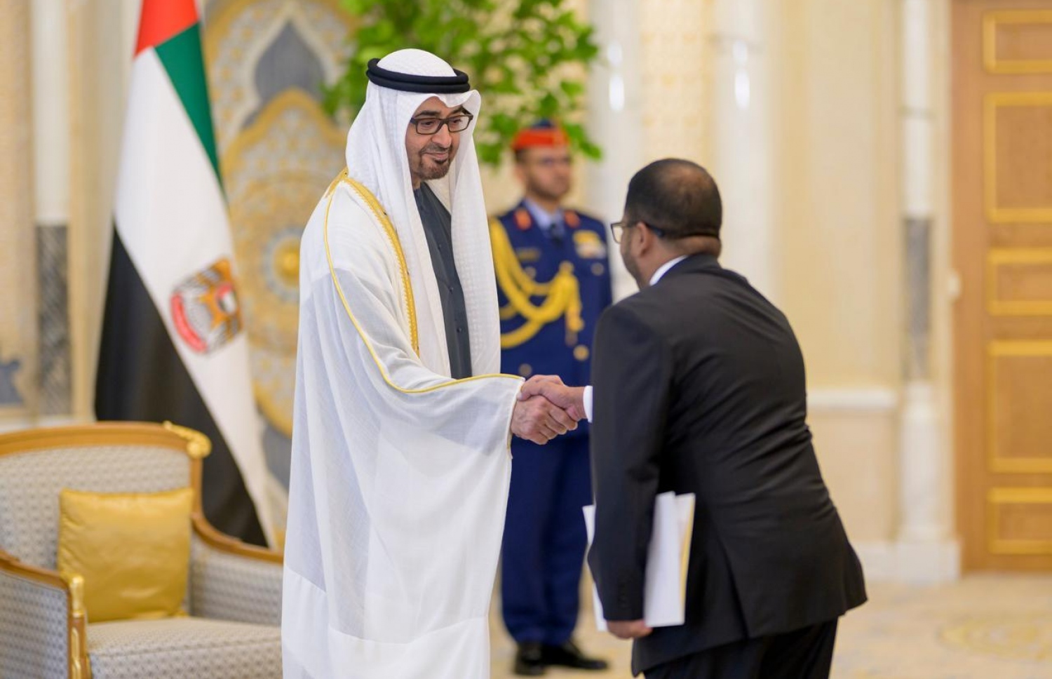 މުންދު، ޔޫއޭއީގެ ރައީސްއަށް ސަފީރުކަމުގެ ފަތްކޮޅު އެރުވުމަށް ސަލާމްކުރައްވަނީ.-- ފޮޓޯ: ފޮރިން މިނިސްޓްރީ