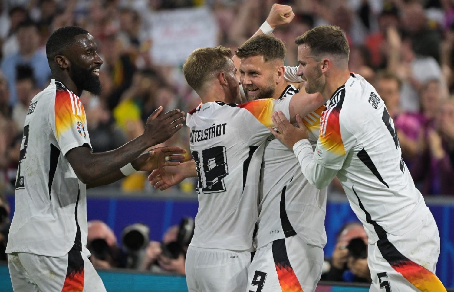 ފޫލްކްރޫގް (ކ-2)، ޖަރުމަންގެ ތިންވަނަ ގޯލު ޖެހުމަށް ފަހު ޓީމު ކުޅުންތެރިންނާ އެކު އުފާފާޅު ކުރަނީ.-- ފޮޓޯ: އޭއެފްޕީ