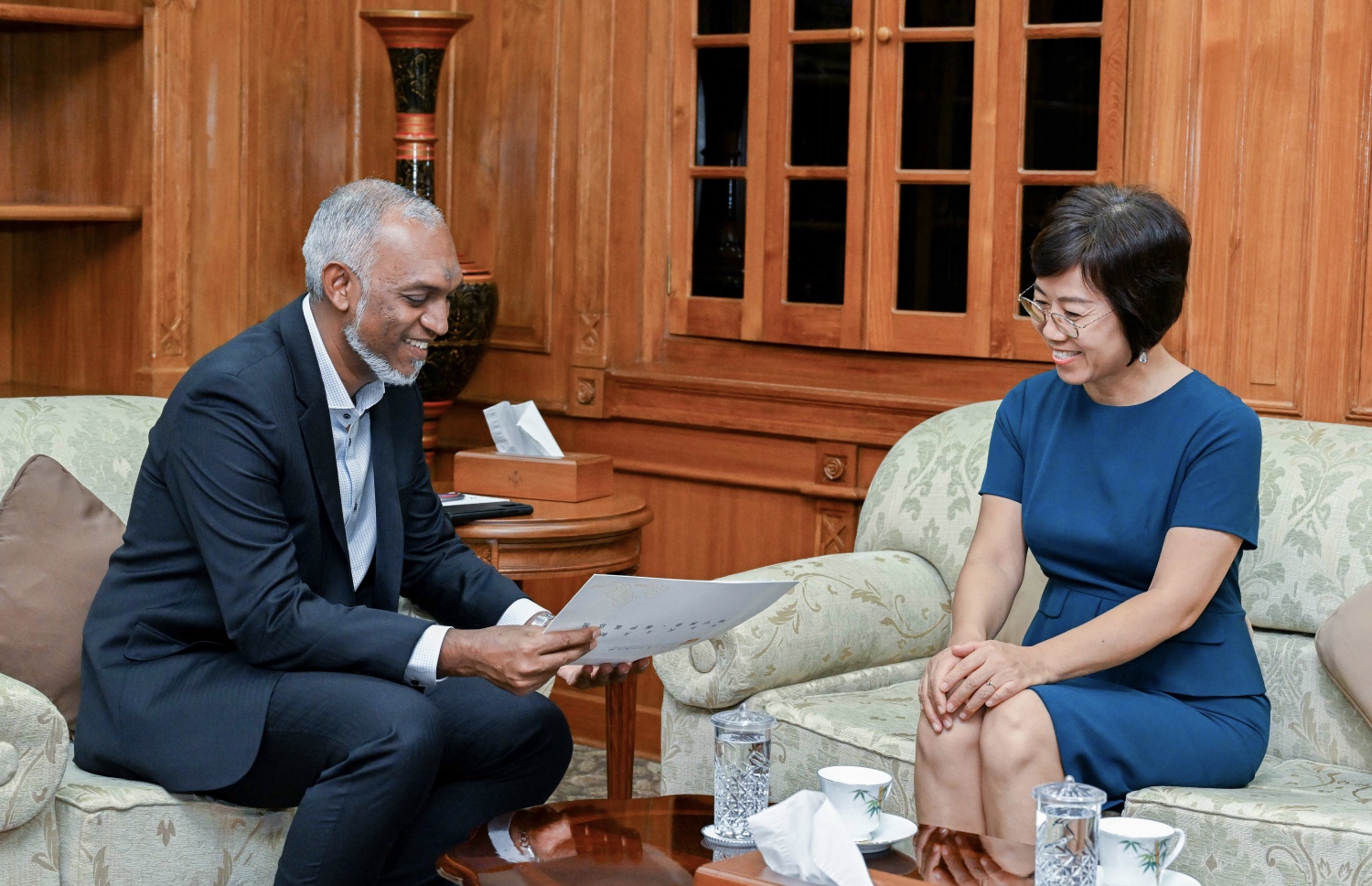 ރައީސް މުއިއްޒާއި ރާއްޖޭގައި ހުންނަވާ ޗައިނާގެ ސަފީރު އިއްޔެ ބައްދަލުކުރައްވަނީ.---ފޮޓޯ: ރައީސް އޮފީސް