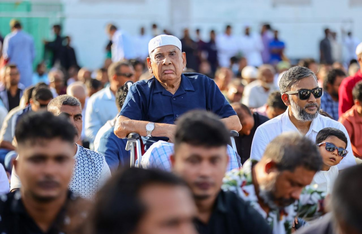 މާލޭގައި ކުރި އީދު ނަމާުދުގައި ބައިވެރިވި ބައެއް މީހުން ޚުތުބާ އަޑު އަހަނީ. -- ފޮޓޯ: މިހާރު