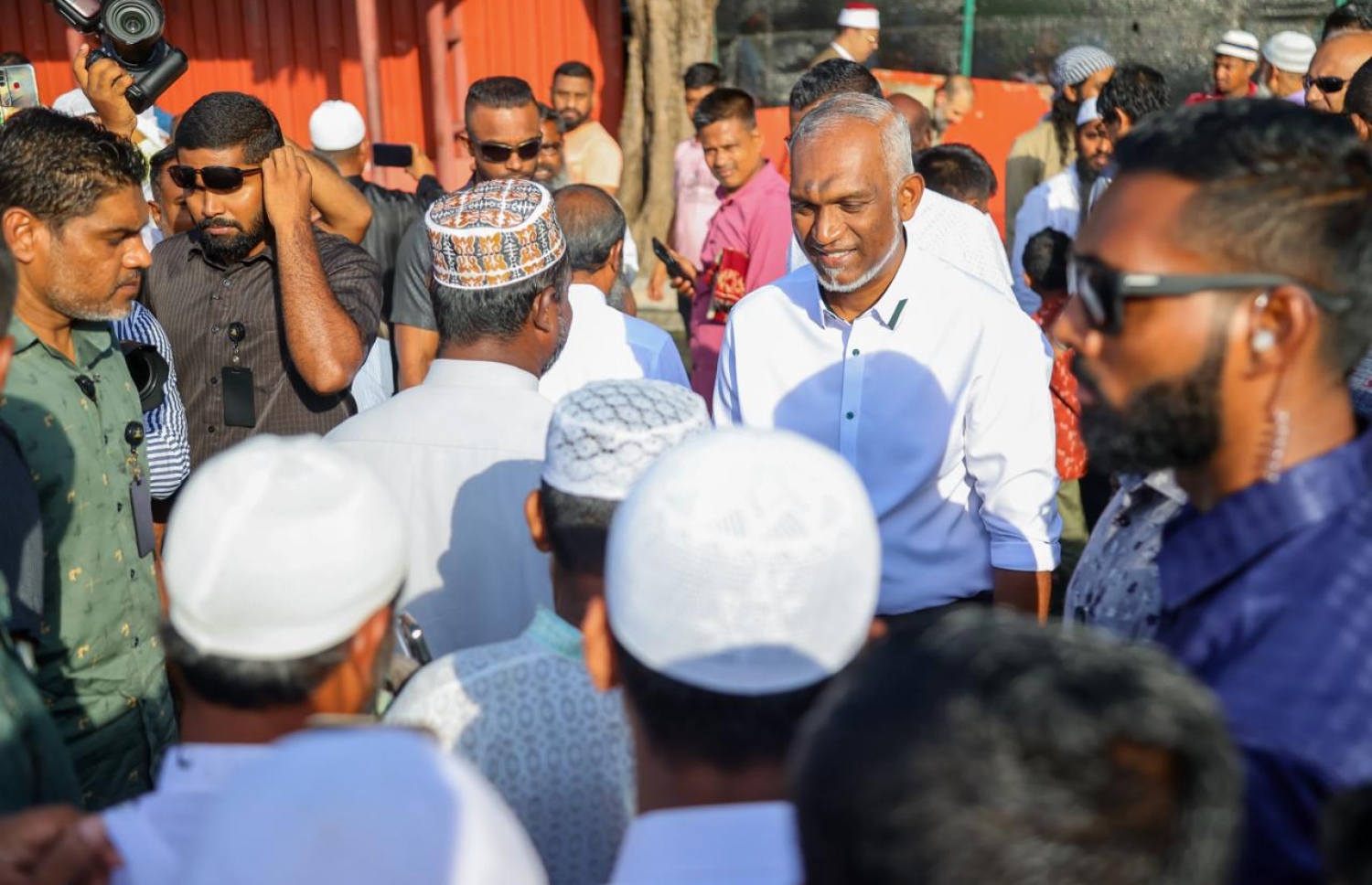 ބޮޑު ޖަމާއަތުގައި އީދު ނަމާދަށް ފަހު ރައީސް ޑރ. މުހައްމަދު މުއިއްޒު މީހުންނާ ސަލާމްކުރައްވަނީ. -- ފޮޓޯ: މިހާރު