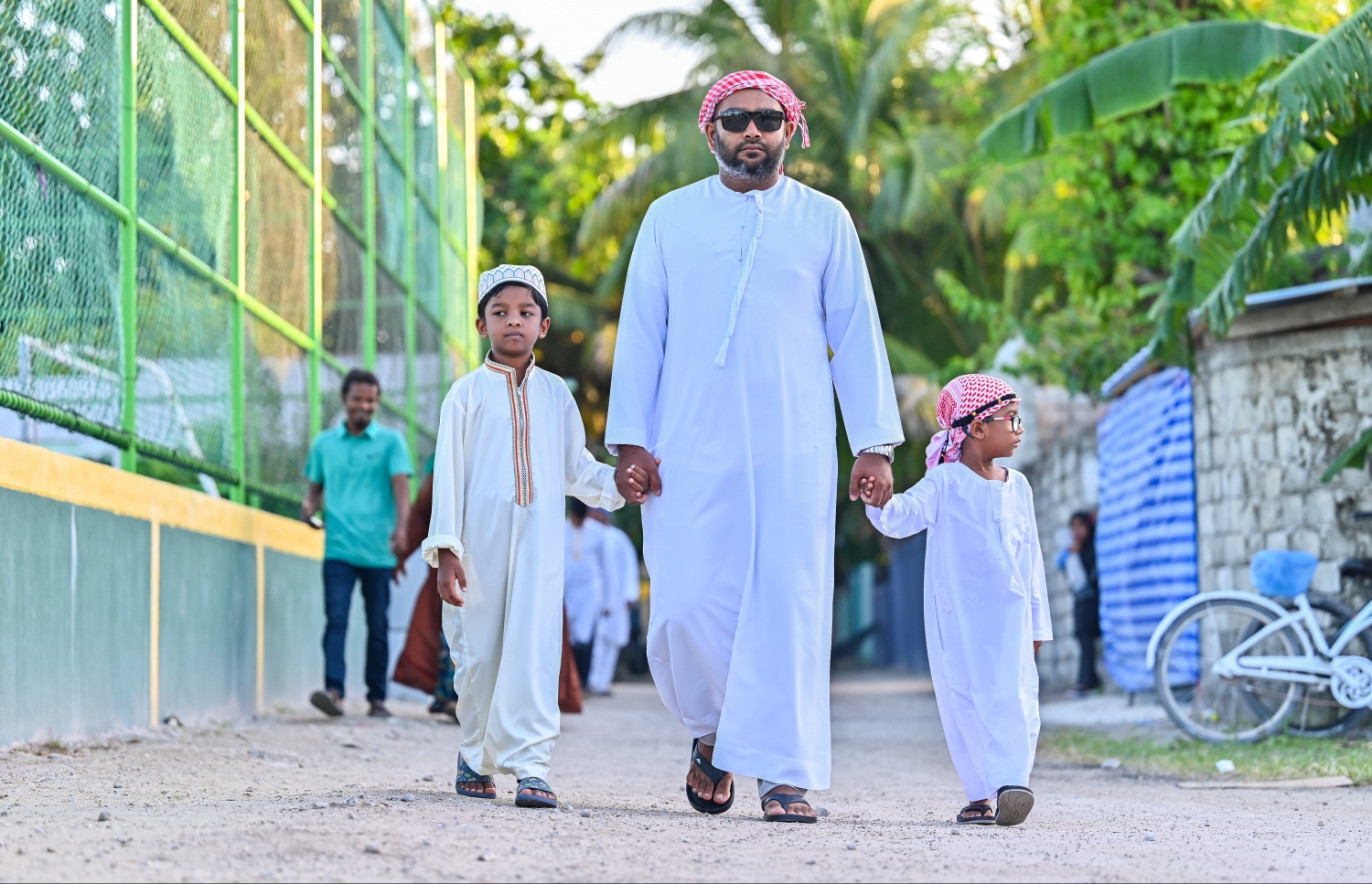 ބ. ކެންދޫ ބޯޅަ ދަނޑުގައި މިއަދު ބޮޑު ޖަމާއަތުގައި އޮތް އަޟްހާ އީދު ނަމާދަށް ބަޔަކު ދަނީ -- ފޮޓޯ: ފަޔާޒު މޫސާ | މިހާރު