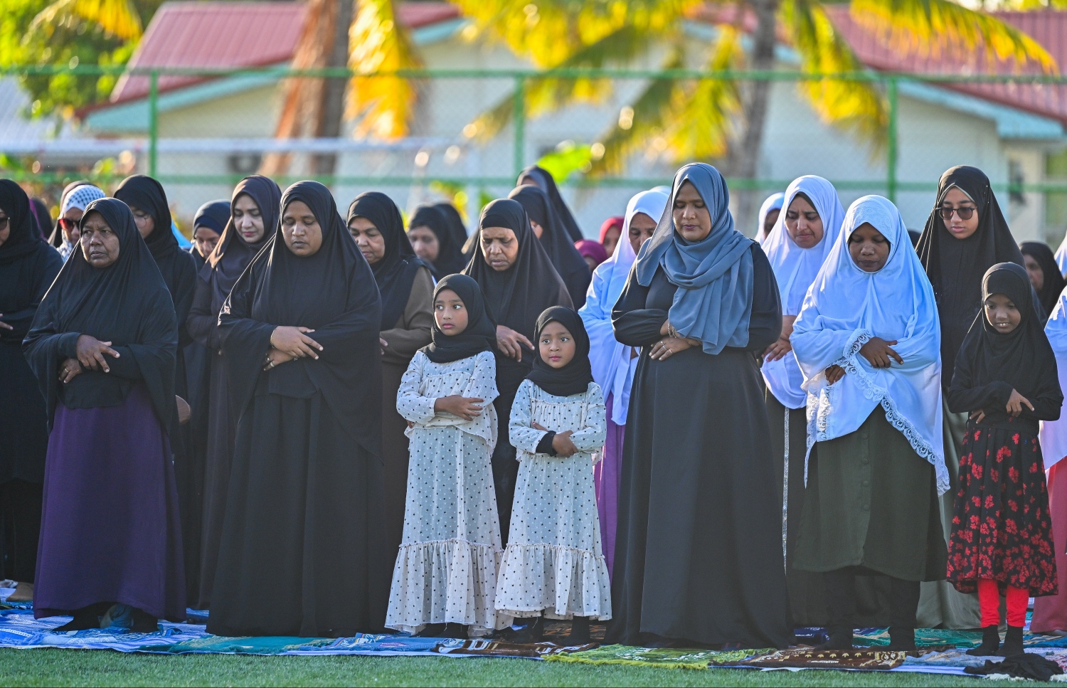 ކެންދޫގައި ބޮޑު ޖަމާއަތުގައި މިއަދު އަޟްހާ އީދު ނަމާދުކުރަނީ.---ފޮޓޯ: ފަޔާޒު މޫސާ | މިހާރު