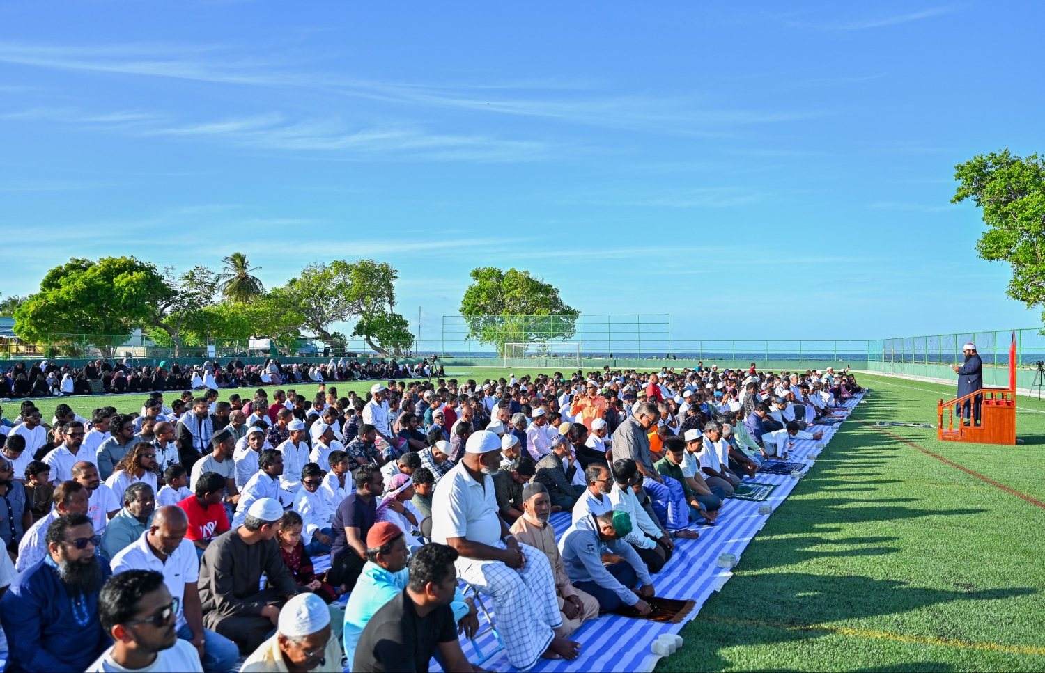 ބ. ކެންދޫ ބޯޅަ ދަނޑުގައި ބޮޑު ޖަމާއަތުގައި މިއަދު ކުރި އަޟްހާ އީދު ނަމާދުގައި ބައިވެރިވި ބައެއް މީހުން ހުތުބާ އަޑުއަހަނީ .---ފޮޓޯ: ފަޔާޒު މޫސާ | މިހާރު