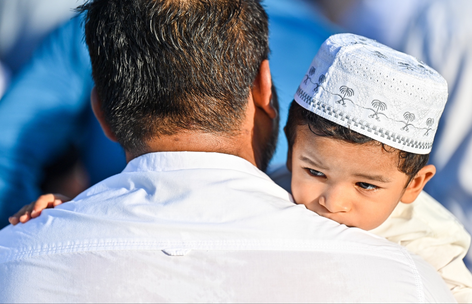 ބ. ކެންދޫގައި މިއަދު އޮތް އީދު ނަމާދުގައި ބައިވެރިވި ކުޑަ ކުއްޖަކު މީހެއްގެ ކޮނޑުގައި ބޯ އަޅާލައިގެން -- ފޮޓޯ: ފަޔާޒު މޫސާ | މިހާރު