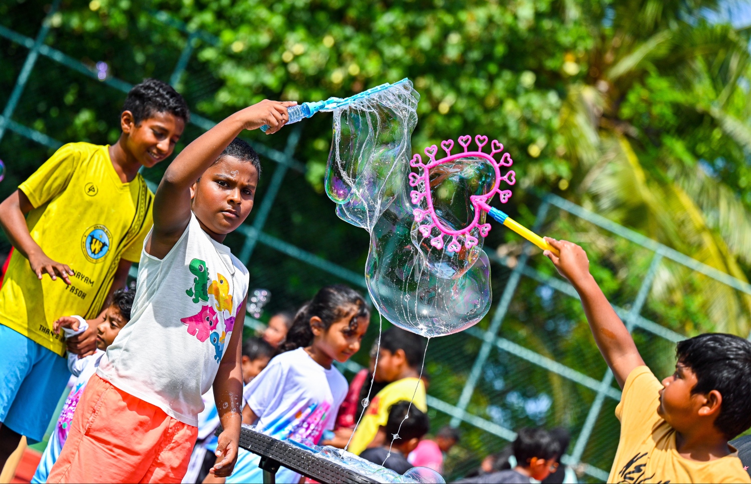 ކުދިންތަކެއް ބަބުލް ޝޯގައި ބަބުލް އަރުވަނީ: މި އަހަރު ކެންދޫގައި އަޟްހާ އީދު ކުލަގަދަކޮށް ފާހަގަކުރޭ. -- ފޮޓޯ: ފަޔާޒު މޫސާ | މިހާރު