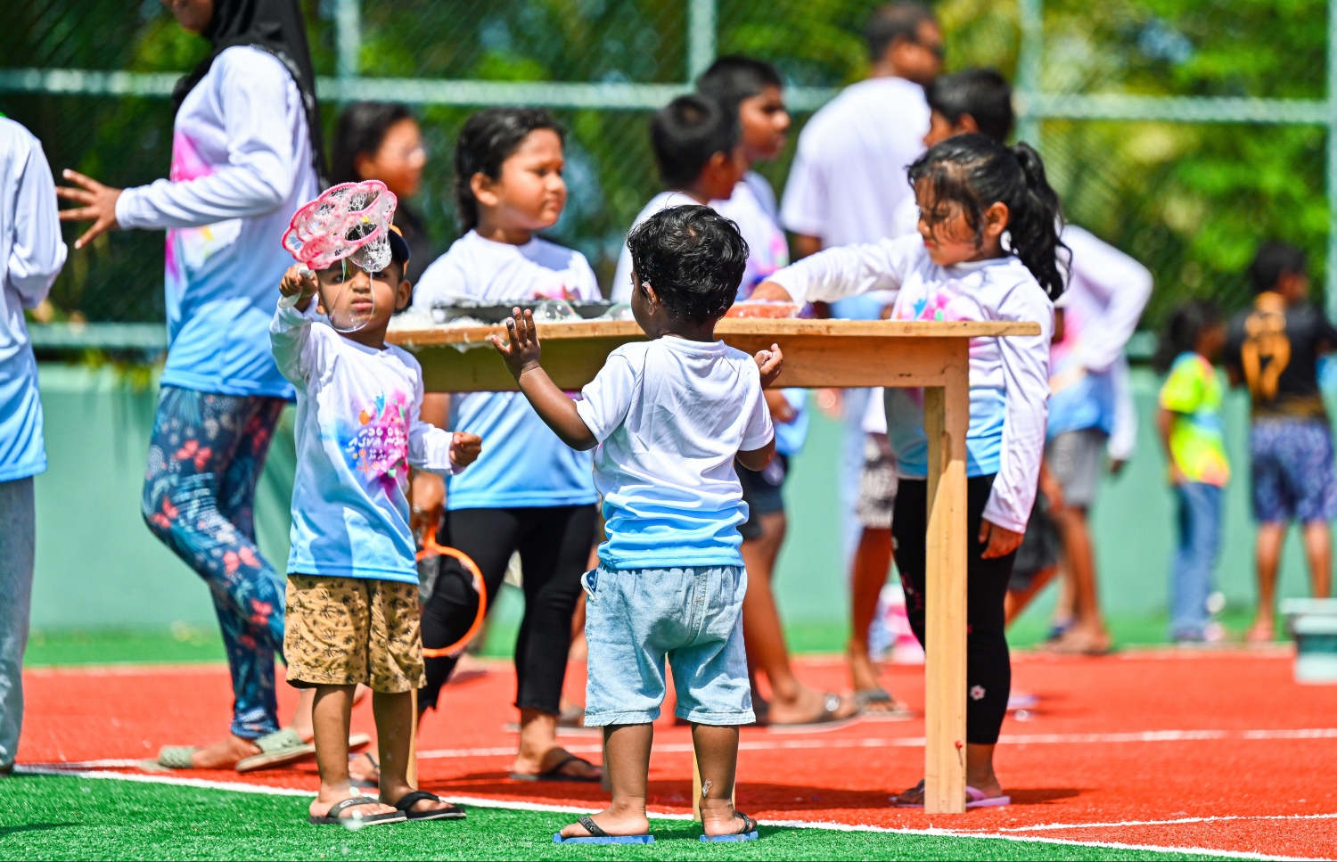 ކުއްޖަކު ބަބުލް ޝޯގައި ބަބުލް އަރުވަނީ، މި ހަރަކާތުގައި ގިނަ އަދަދެއްގެ ކުދިން ވަނީ ބައިވެރިވެފަ -- ފޮޓޯ: ފަޔާޒު މޫސާ | މިހާރު