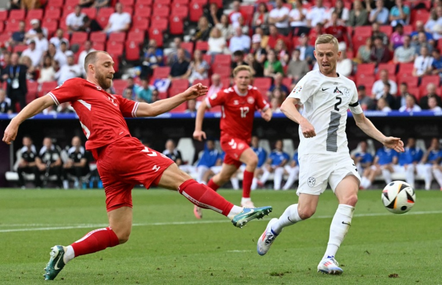 އެރިކްސަން މިރޭގެ މެޗުގައި ޑެންމާކަށް ގޯލު ޖެހައިދެނީ.-- ފޮޓޯ: އޭއެފްޕީ