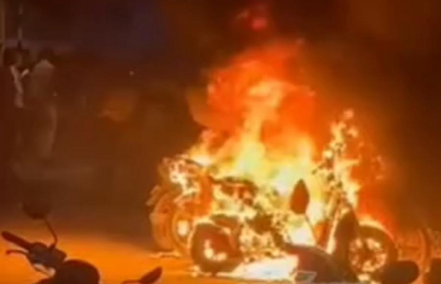 މާލޭގައި ރޭ ރޯކޮށްލި ސައިކަލެއް އަނދަނީ: ފަސް ސައިކަލެއްގައި ރޯވެ ވަނީ ބޭނުން ނުކުރެވޭ ވަރަށް އަނދާފައި.---ފޮޓޯ: އެމްވީކްރައިސިސް