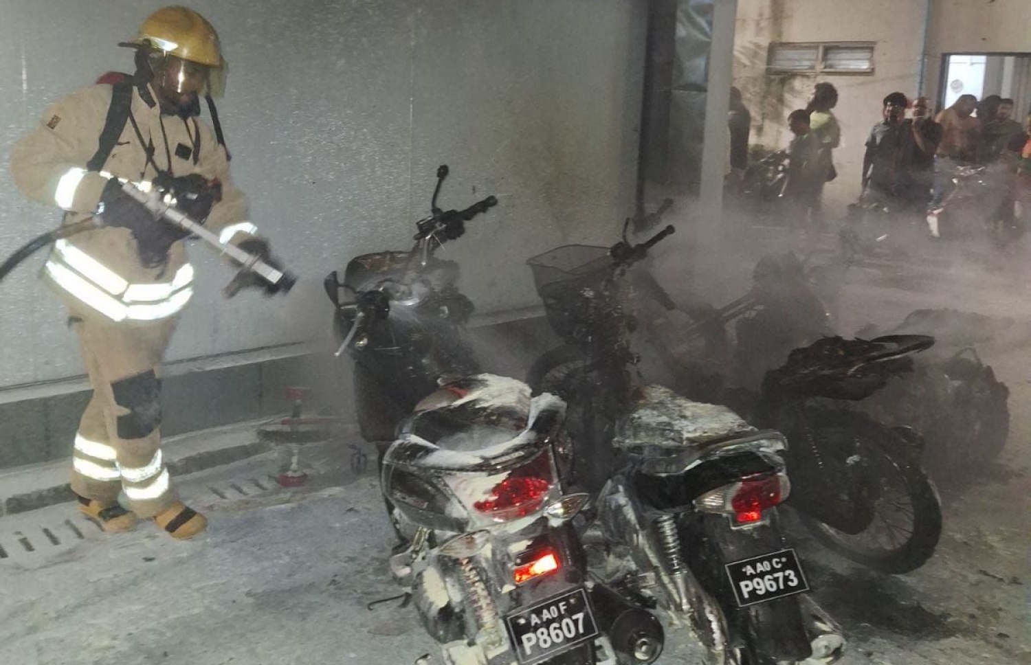 ރޭ ދަންވަރު އަލިފާން ރޯކޮށްލި ސައިކަލްތަކުން އަލިފާންގަނޑު ނިއްވުމަށް އެމްއެންޑީއެފްގެ ފަޔާ ފައިޓަރަކު މަސައްކަތް ކުރަނީ: ފަސް ސައިކަލެއްގައި ރޯވެ ވަނީ ބޭނުން ނުކުރެވޭ ވަރަށް އަނދާފައި.---ފޮޓޯ: އެމްއެންޑީއެފް