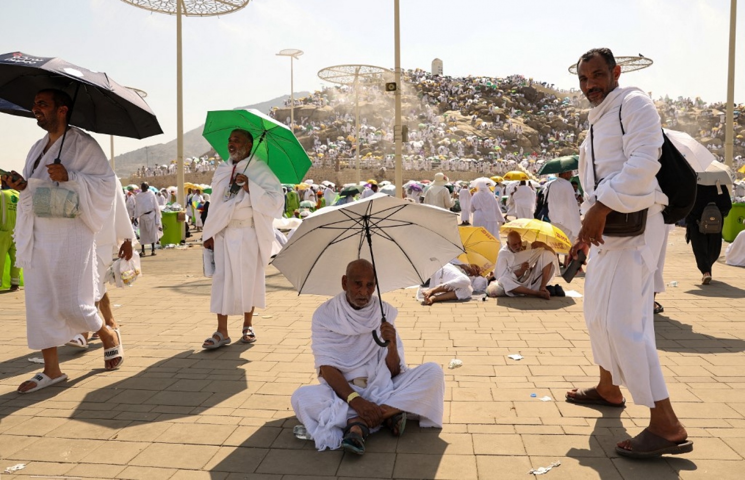 ހައްޖުވެރިން އަރަފާތަށް އިއްޔެ ޖަމާވި އިރު ހޫނުން ސަލާމަތްވާން ކުޑަ ނަގައިގެން. -- ފޮޓޯ: އޭއެފްޕީ