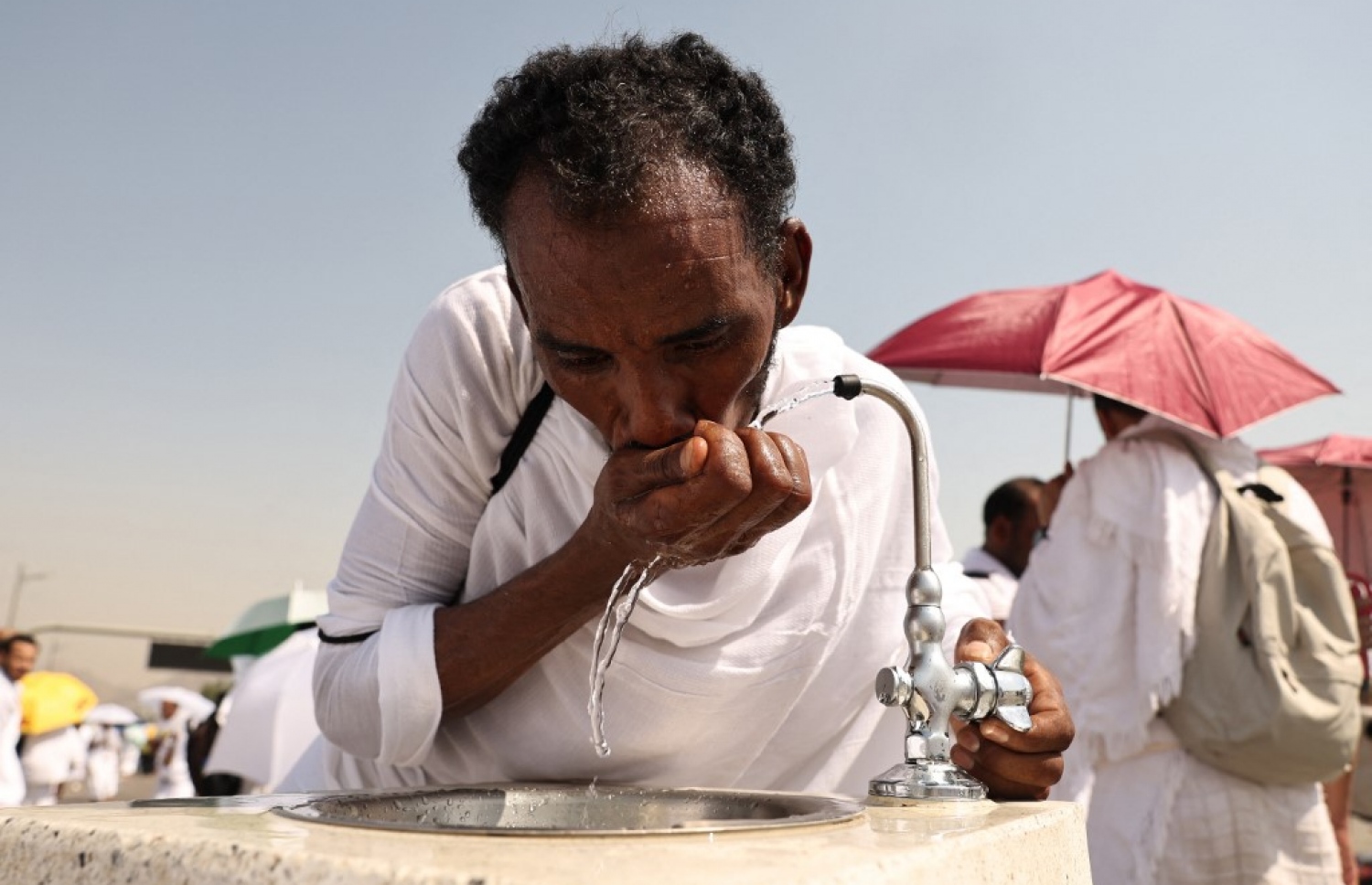 މި އަހަރު ހައްޖަށް ދިޔަ މީހަކު ގަދަ ހޫނުގެ ތެރޭގައި ކަރު ހިއްކުން ފިލުވައިލަން ފެން ބޮނީ: އިއްޔެ އަކީ މި ހައްޖު މޫސުމުގައި މައްކާއަށް އެންމެ ހޫނުވި ދުވަސް. -- ފޮޓޯ: އޭއެފްޕީ