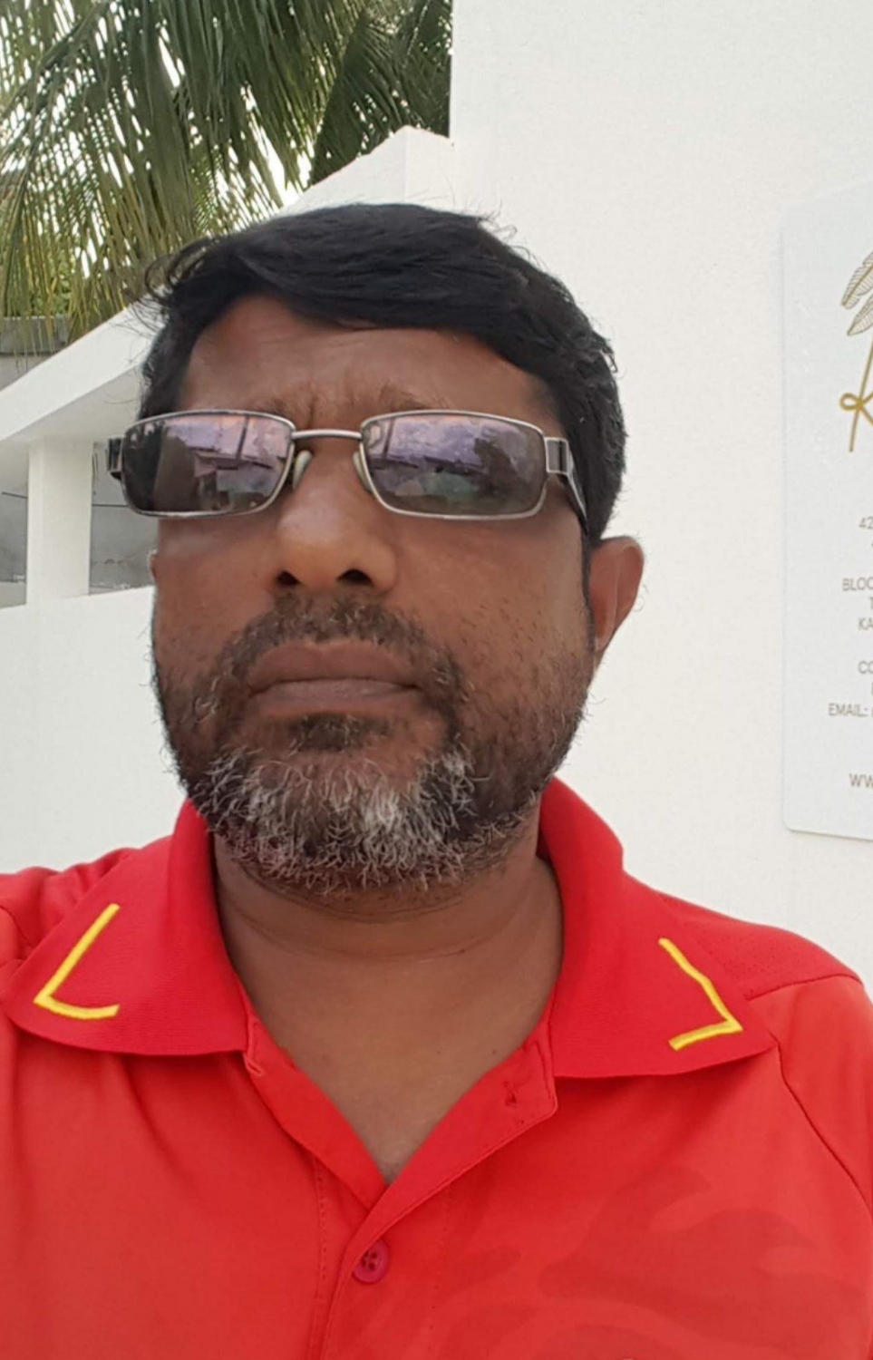 މުސްތަފާ. އޭނާ މަސައްކަތް ކުރަނީ ކަސްޓަމްސްގައި --