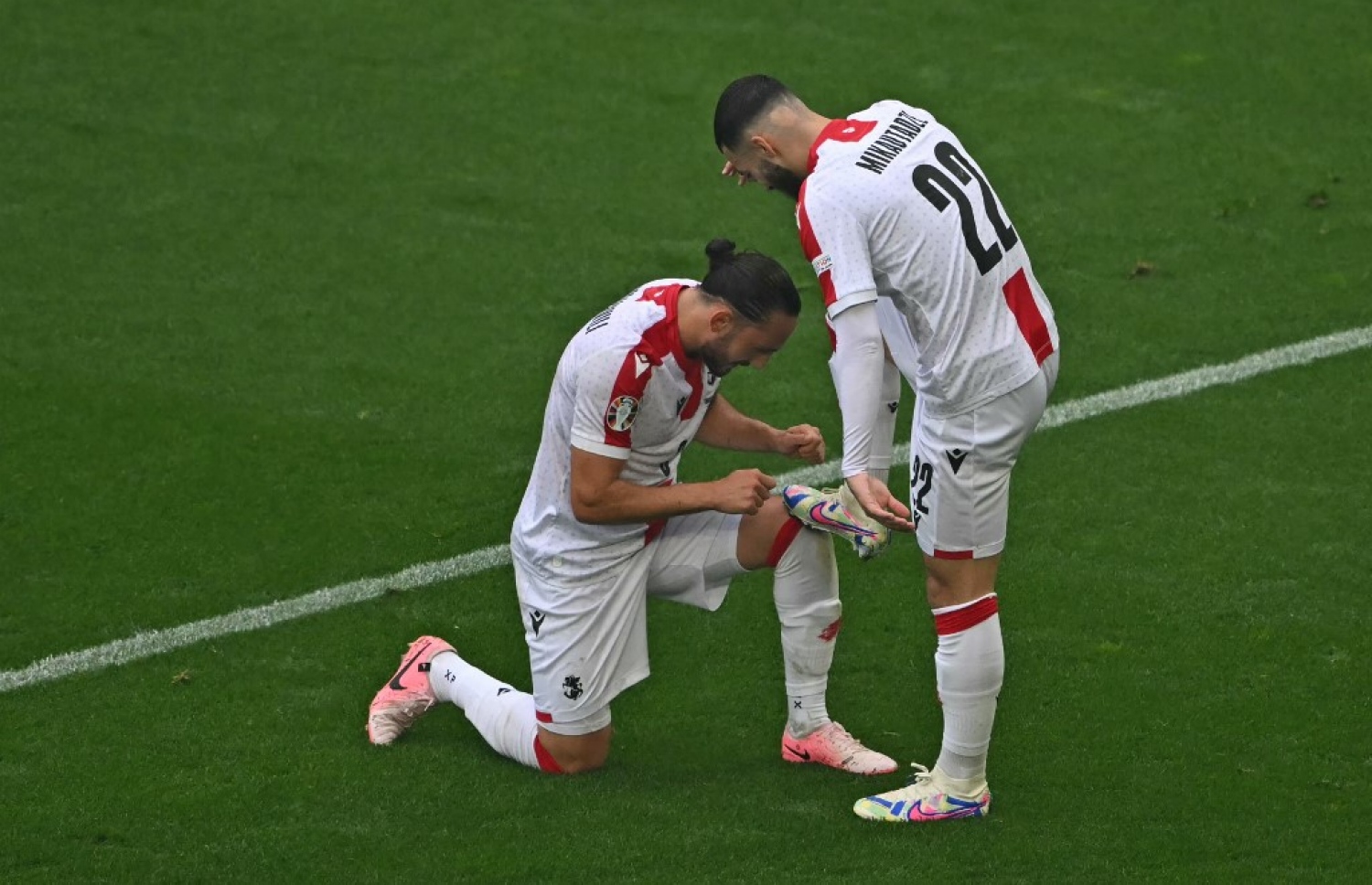 ޖޯޖިއާ އިން އެއްވަރުކުރި ގޯލު ޖެހުމަށް ފަހު އުފާފާޅު ކުރަނީ.-- ފޮޓޯ: އޭއެފްޕީ