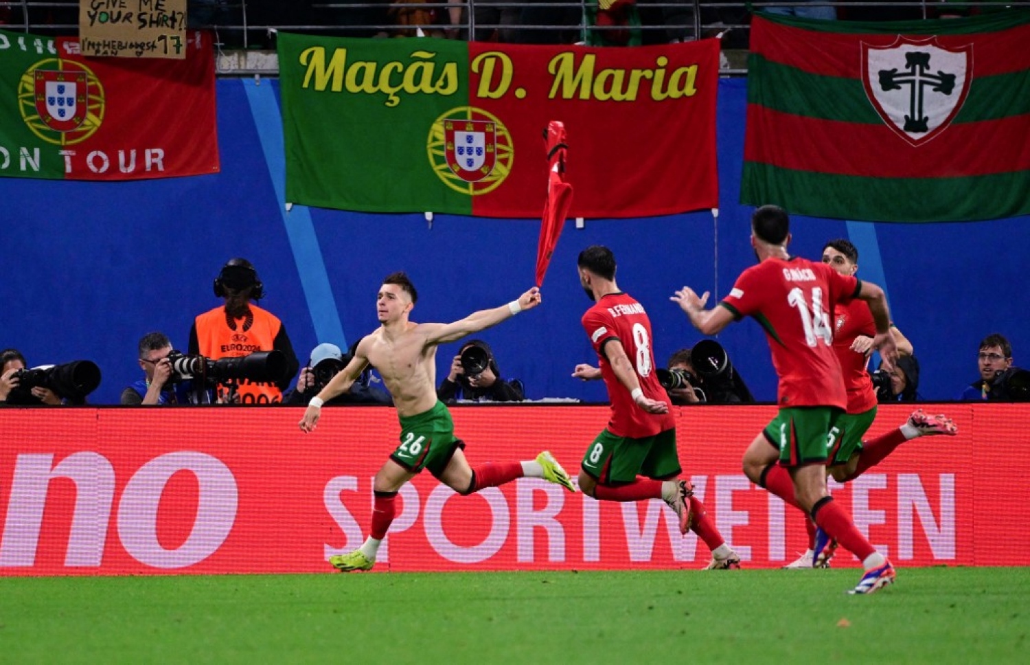 ކޮންސިސާއޯ ގޯލު ޖެހުމަށް ފަހު ޖޯޒީ ބާލައިގެން އުފާފާޅު ކުރަނީ.-- ފޮޓޯ: އޭއެފްޕީ