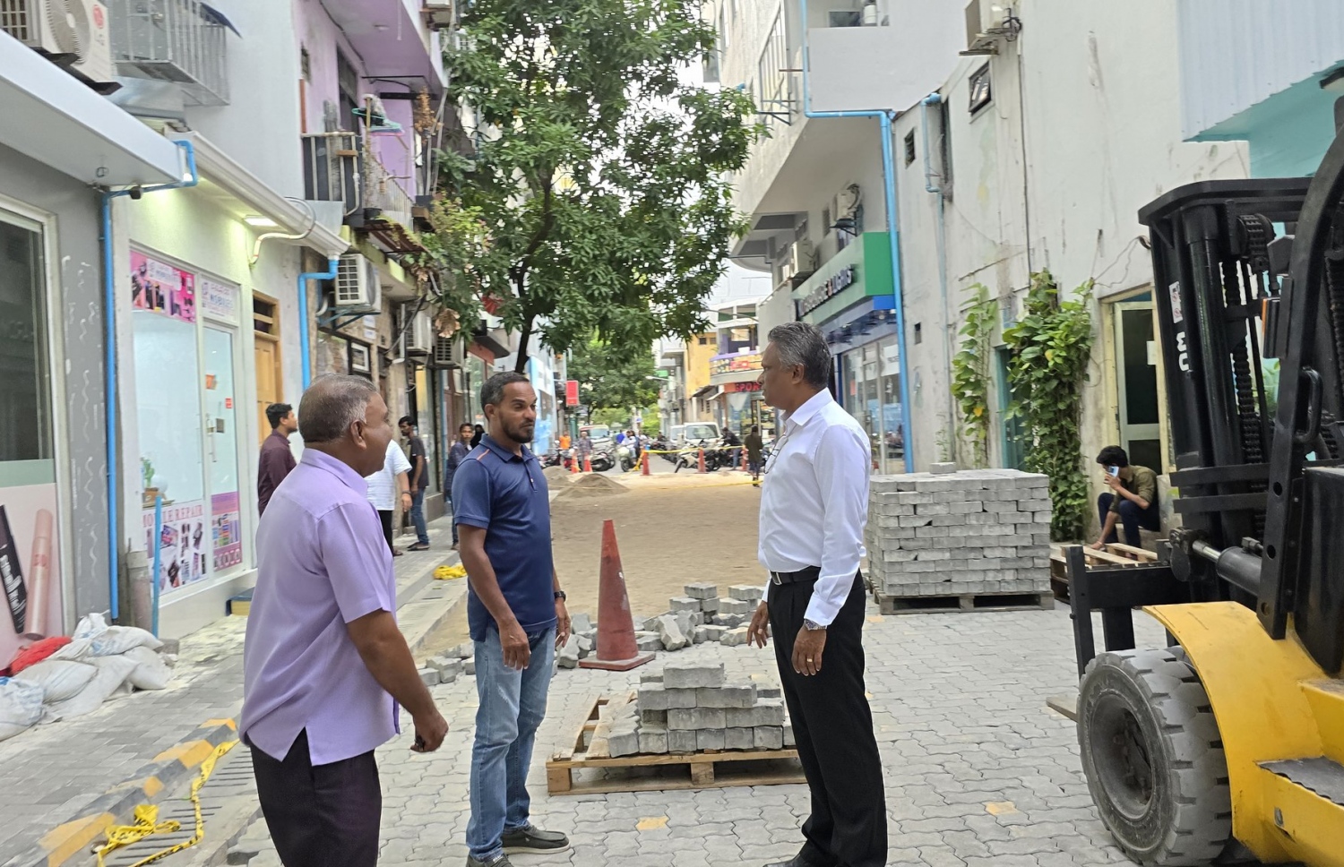 އިއްޒުއްދީން މަގު މަރާމާތު ކުރުމުގެ މަސައްކަތަށް މޭޔަރު އާދަމް އާޒިމް މިއަދު ބައްލަވާއިރު، މީހަކާ ވާހަކަ ދައްކަވަނީ.---ފޮޓޯ: މާލެ ސިޓީ ކައުންސިލް