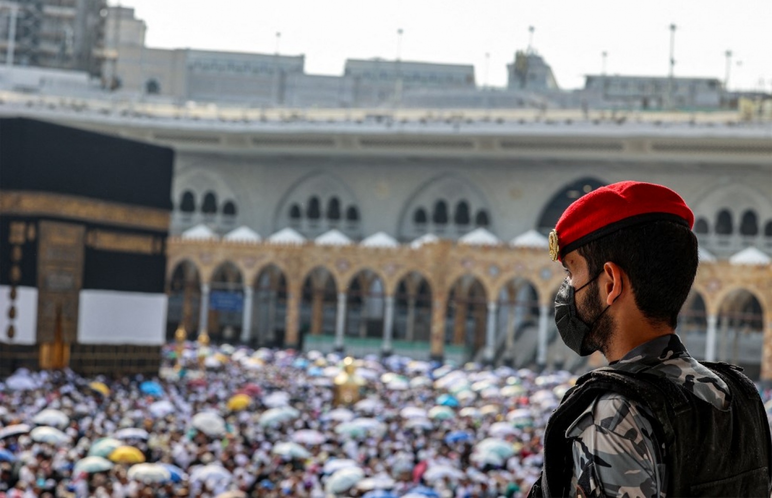 ހައްޖާޖީން އަޅުކަން ފުރިހަމަކުރަމުން ދާއިރު ސަލާމަތީ އޮފިޝަލެއް ބަލަހައްޓައިގެން. -- ފޮޓޯ: އޭއެފްޕީ