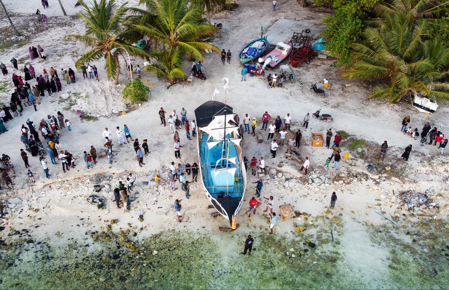 ކެންދޫގައި ނައުކޮޅު ކުޅިވަރަށް ނައު ބަނުމަށް ފަހު، އެ ރަށުގެ ފިރިހެނުން ނައު ކޮޅު މޫދަށް ބޭލުމުގެ މަސައްްކަތް ކުރަނީ.--- ފޮޓޯ: ފަޔާޒު މޫސާ | މިހާރު