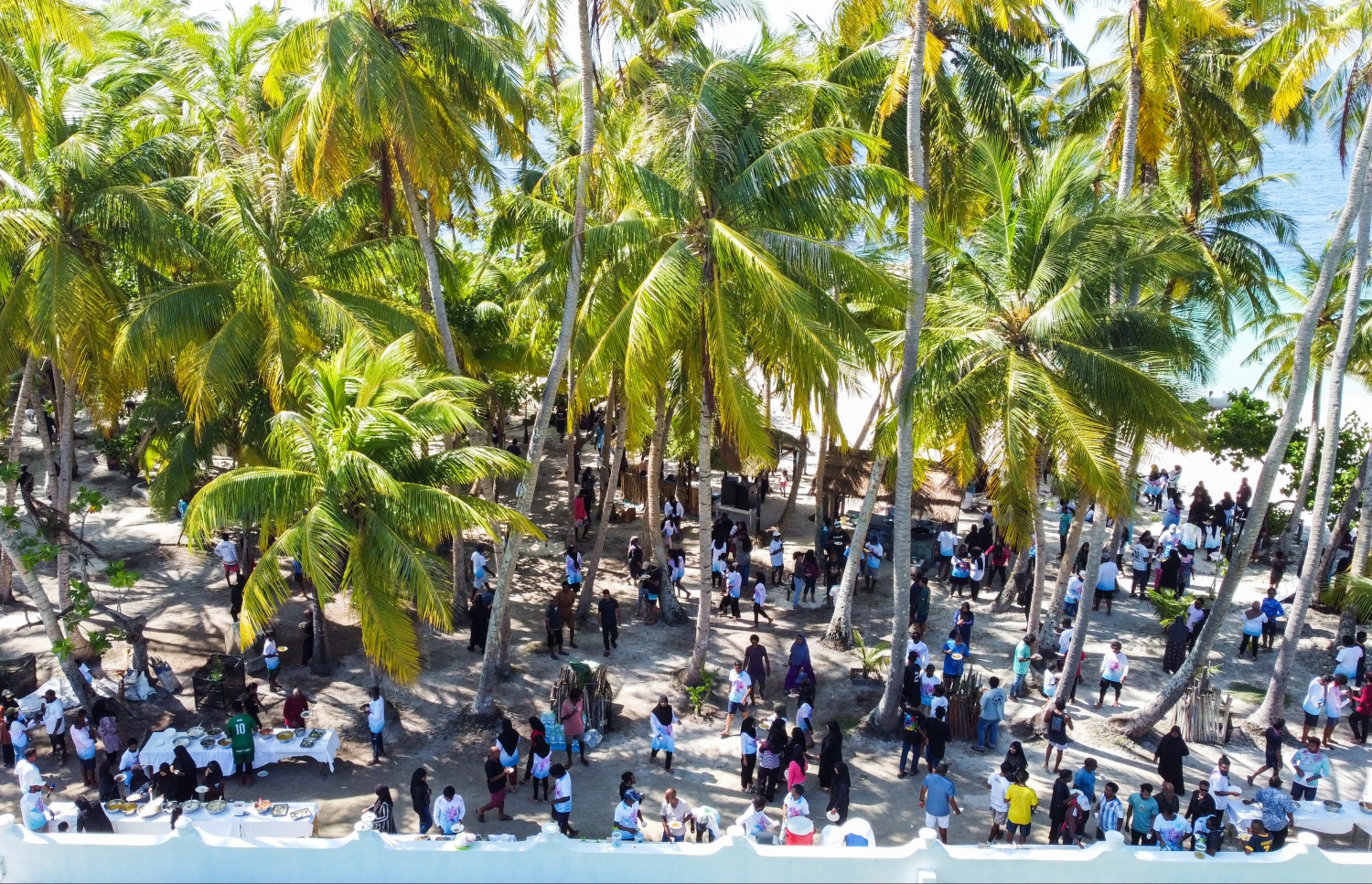ކޯޑި ކެނޑުމަށް ފަހު، ކެންދޫގެ އެންމެންނަށް އަންހެނުންދޭ ކެއުމުގައި މީހުން ބައިވެރިވަނީ.--- ފޮޓޯ: ފަޔާޒު މޫސާ | މިހާރު