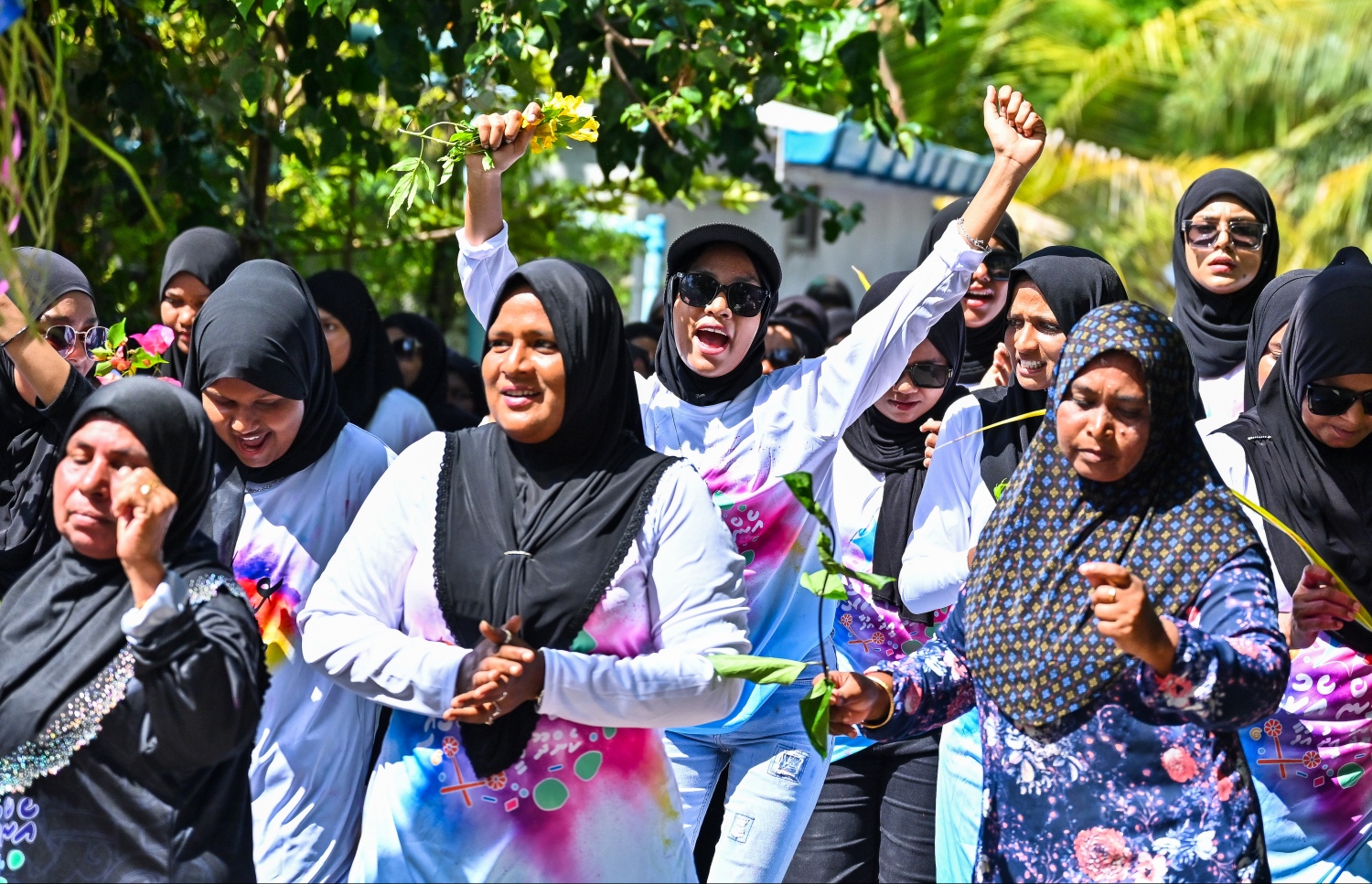 ކެންދޫގައި ފިރިހެނުން ކޯޑި ޖެހުމުން، އަންހެނުން ކޯޑި ކަނޑައިގެން ރަށުތެރޭގައި ކޯޑި ކުޅެނީ: މި ހަރަކާތުގައި ރަށުގެ ހުރިހާ އަންހެނުން ބައިވެރިވޭ.--- ފޮޓޯ: ފަޔާޒު މޫސާ | މިހާރު