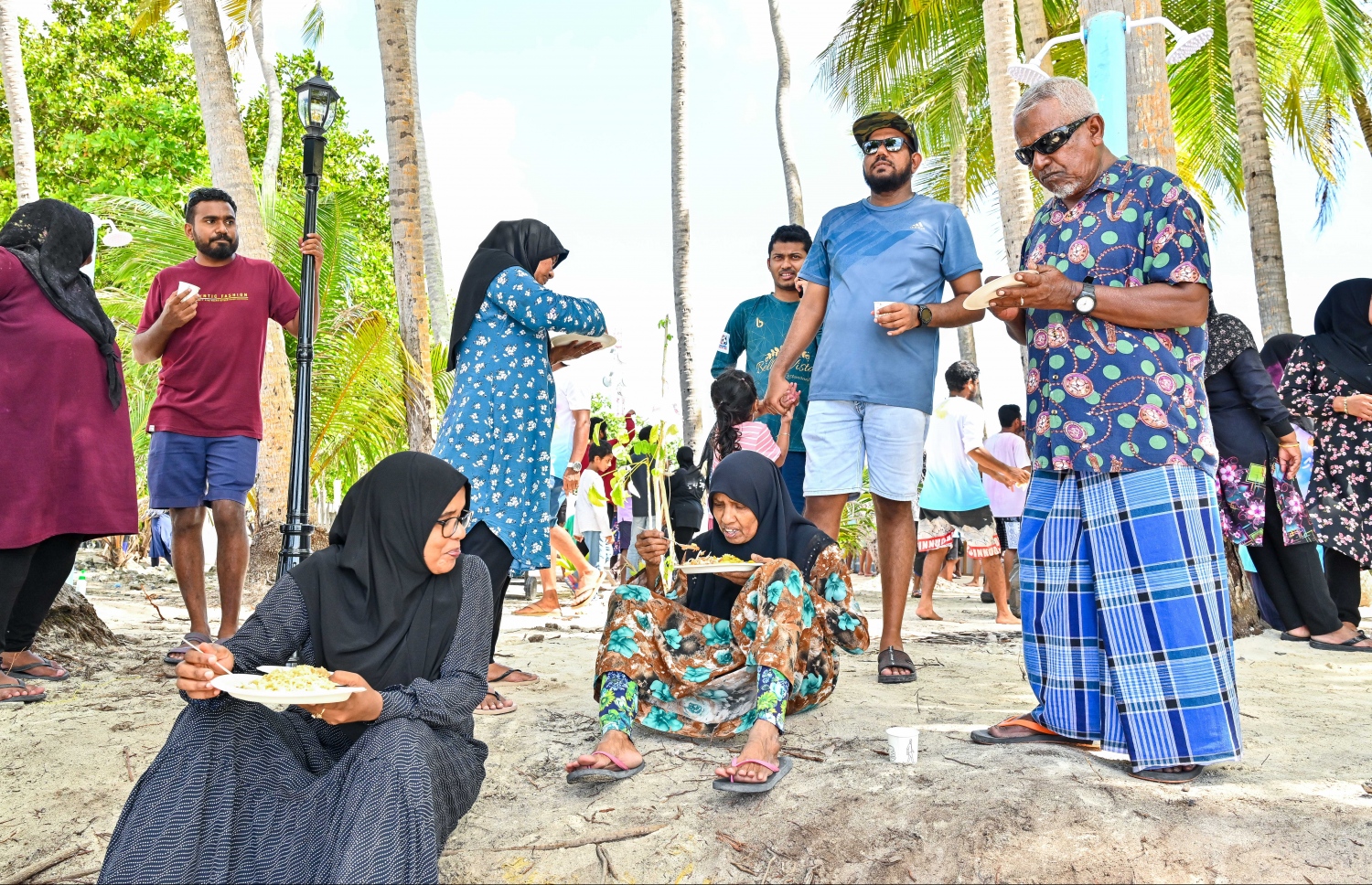 ކޯޑި ކެނޑުމަށް ފަހު، ކެންދޫގެ އެންމެންނަށް ފިރިހެނުންދޭ ކެއުމުގައި މީހުން ބައިވެރިވަނީ: މި ހަރަކާތުގައި ރަށުގެ ރައްޔިތުންނާއި ރަށަށް އީދަށް ޒިޔާރަތްކުރި މެހުމާނުން ވެސް ބައިވެރިވި.--- ފޮޓޯ: ފަޔާޒު މޫސާ | މިހާރު