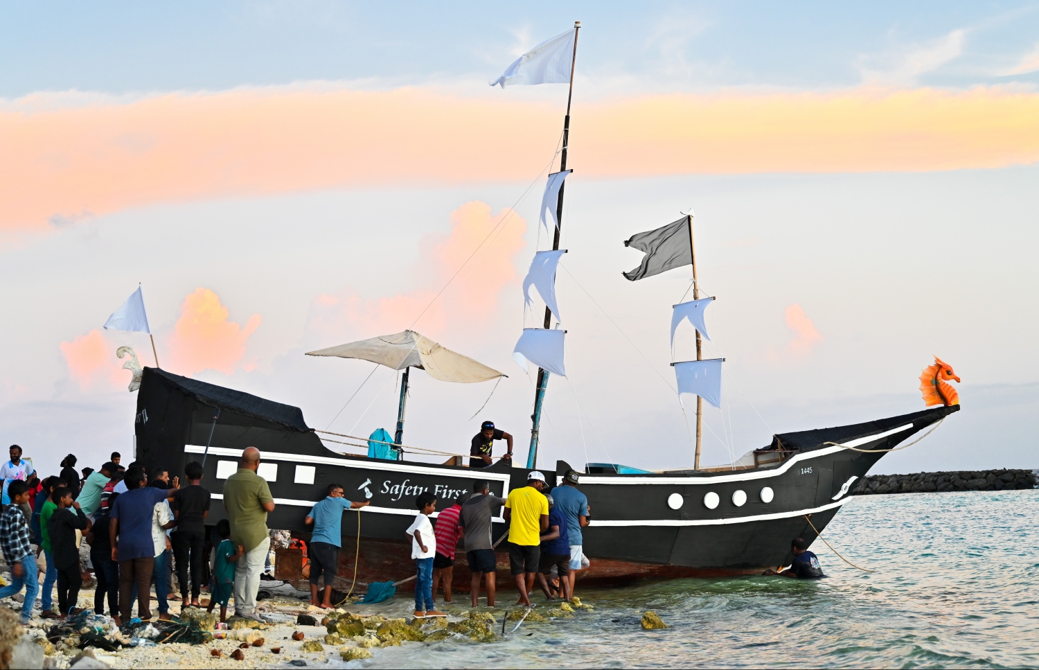 ނައުކޮޅުގެ ކުޅިވަރަށް ކެންދޫގައި ނައުކޮޅު މޫދަށް ބާލަނީ.--- ފޮޓޯ: ފަޔާޒު މޫސާ | މިހާރު