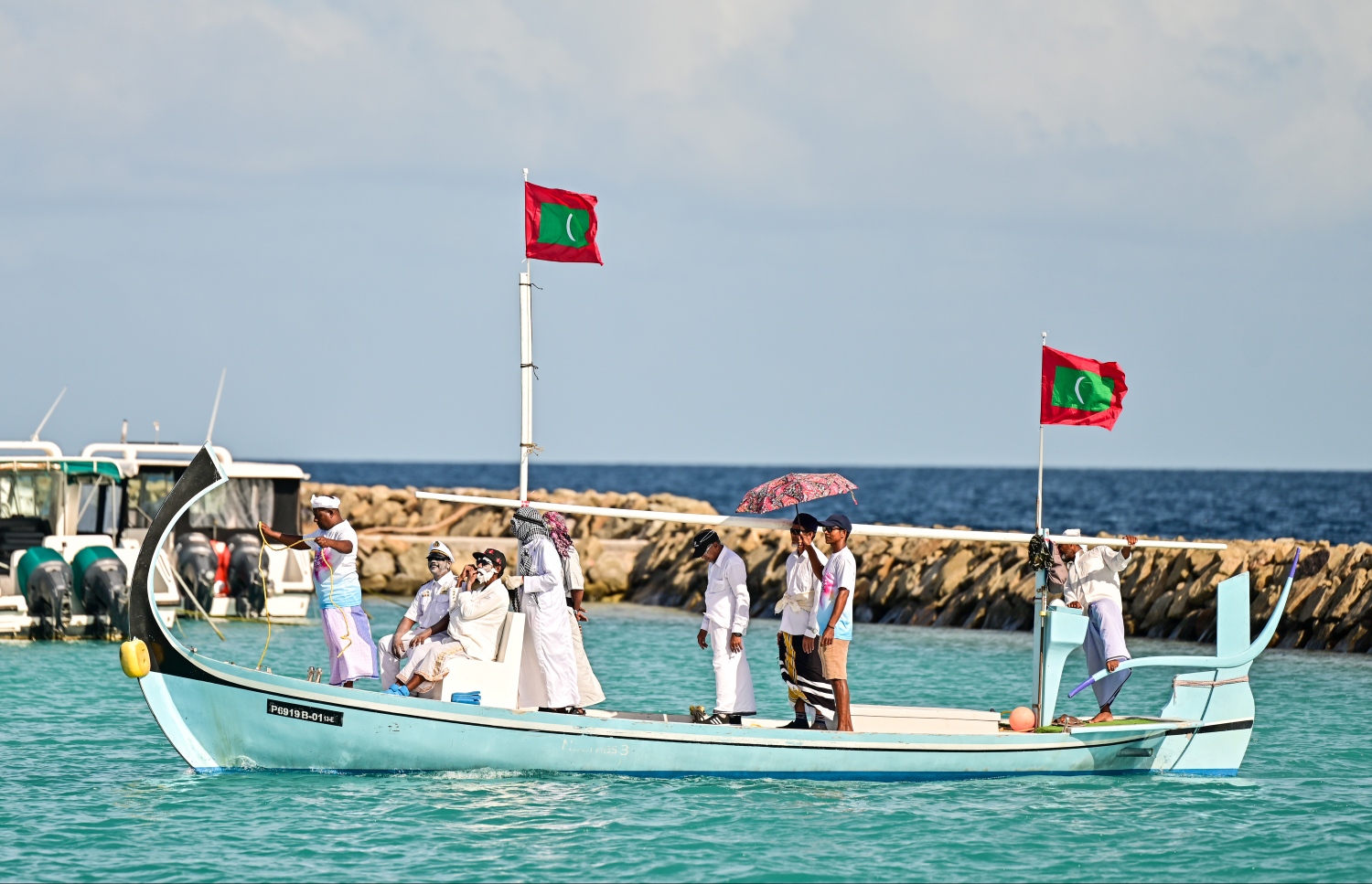 ނައުކޮޅުން ދަތުރުކުރި އިއްޒަތްތެރިން ގޮވައިގެން ކުޑަ ދޯންޏެއްގައި ކެންދޫގެ ފަޅުތެރެއަށް ވަންނަނީ.--- ފޮޓޯ: ފަޔާޒު މޫސާ | މިހާރު