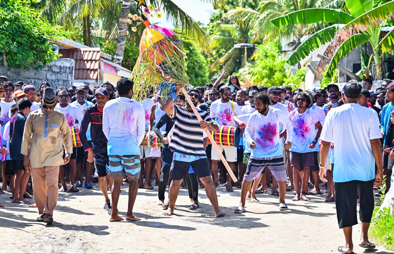 ކެންދޫގެ އަންހެނުން ކޯޑި ޖެހުމުން، ފިރިހެނުން ކޯޑި ކަނޑައިގެން ރަށުތެރޭގައި ކޯޑި ކުޅެނީ: މި ހަރަކާތުގައި ކެންދޫގެ ކުދި ބޮޑު ގިނަ ފިރިހެނުން ބައިވެރިވި.--- ފޮޓޯ: ފަޔާޒު މޫސާ | މިހާރު