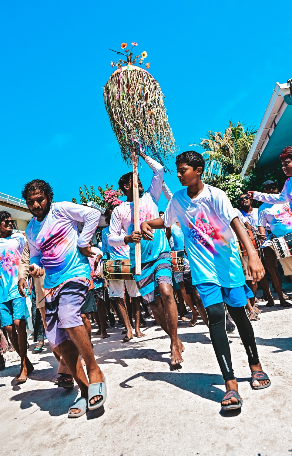 ކެންދޫގައި ކޯޑި ކުޅެނީ: މި ހަރަކާތުގައި ރަށުގެ ގިނަބަ ޔާކައި އީދަށް ރަށަށް ޒިޔާރަތް ކުރި ގިނަ ބަޔަކު ބައިވެރިވި.--- ފޮޓޯ: ފަޔާޒު މޫސާ | މިހާރު