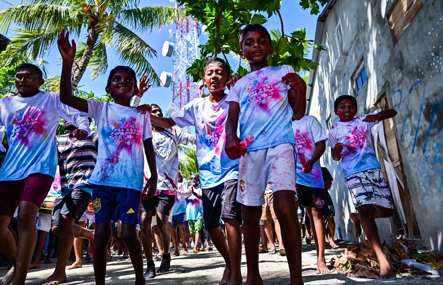 ކެންދޫގެ ފިރިހެނުން ކޯޑި ކެނޑުމުން، އެ ރަށުގައި ބޭއްވި ކޯޑި ކުޅުމުގެ ހަރަކާތުގައި ކުޑަކުދިންތަކެއް ބައިވެރިވަނީ.--- ފޮޓޯ: ފަޔާޒު މޫސާ | މިހާރު